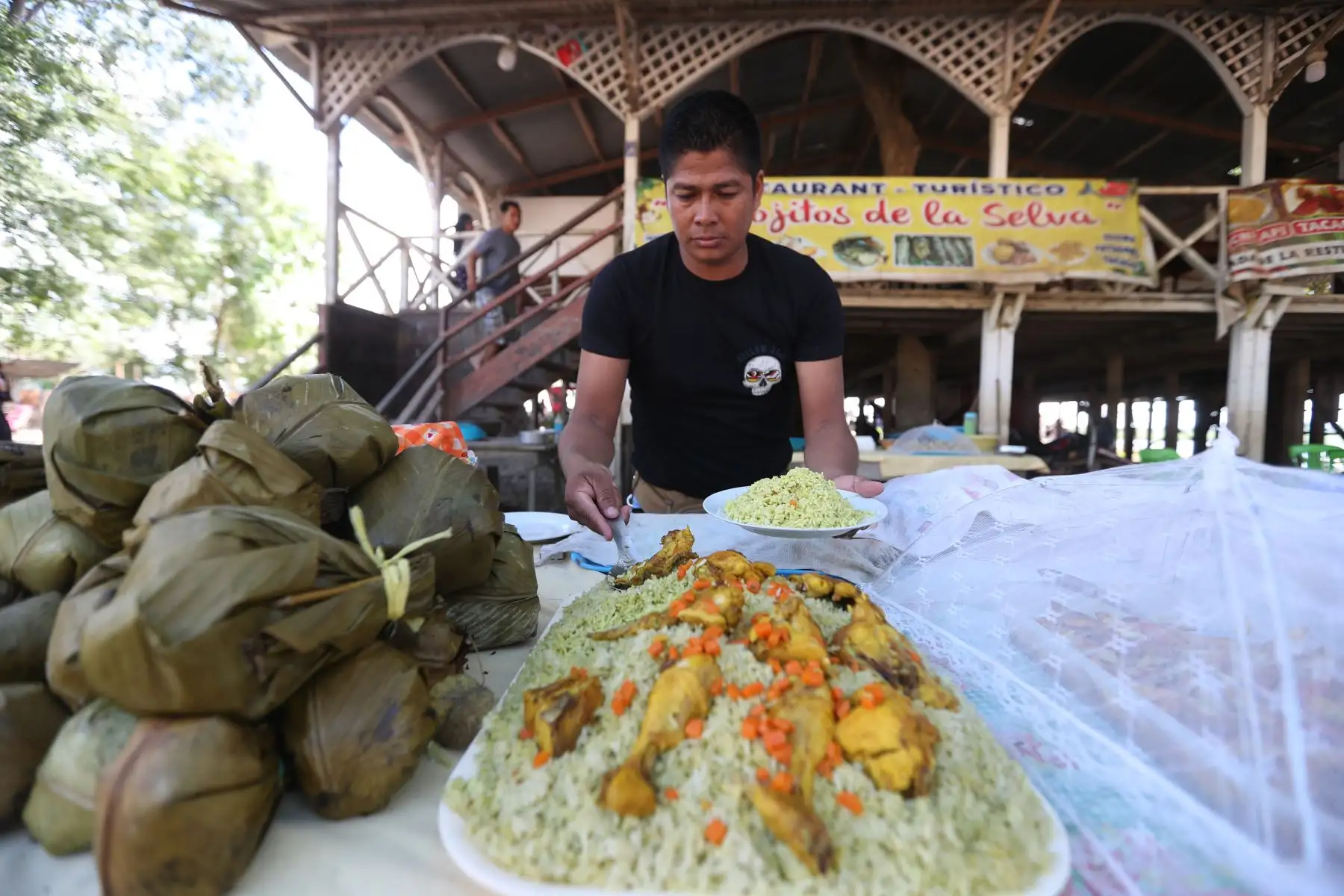 Una de las costumbres más arraigadas entre los habitantes de Pucallpa, en torno a la fiesta de San Juan, es la preparación y consumo del juane, plato tradicional amazónico a base de pollo, arroz y huevo.
Foto: ANDINA/Daniel Bracamonte