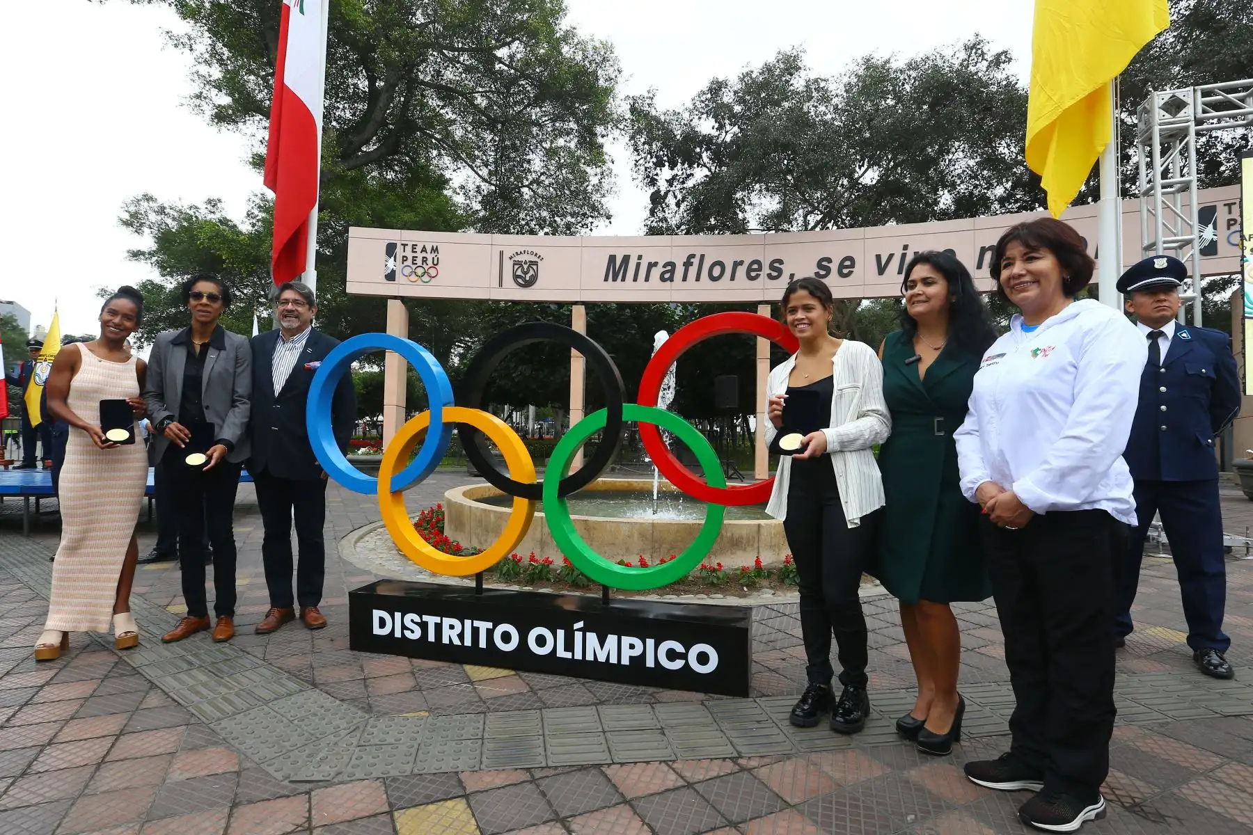 Alcalde de la Municipalidad de Miraflores, Carlos Canales junto a la ministra de la Mujer y Poblaciones Vulnerables, Nancy Tolentino participan en la ceremonia de reconocimiento de Miraflores como Distrito Olímpico Peruano. En la imagen deportistas campeonas: LLeyla Chihuán , Ariana Orrego y María Fernanda Reyes.
Foto: ANDINA/Eddy Ramos