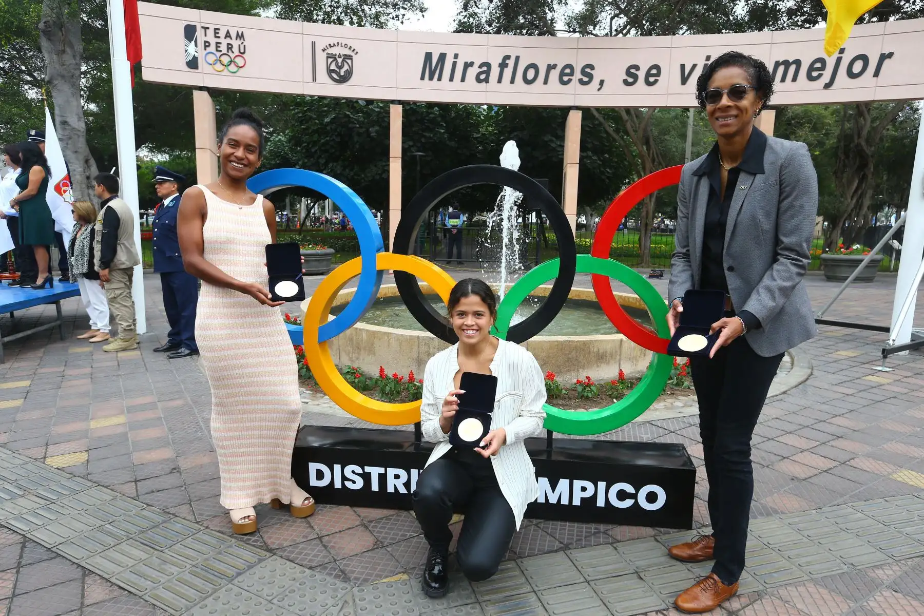 Deportistas campeonas: LLeyla Chihuán , Ariana Orrego y María Fernanda Reyes, son reconocidas por el Alcalde de la Municipalidad de Miraflores, Carlos Canales en el marco de la ceremonia de reconocimiento de Miraflores como Distrito Olímpico Peruano. 
Foto: ANDINA/Eddy Ramos
