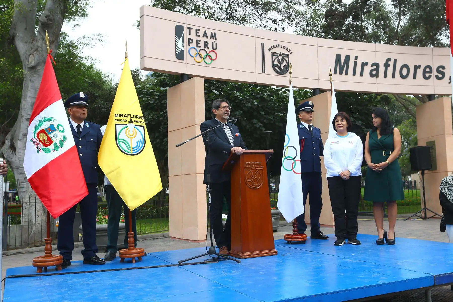 Alcalde de la Municipalidad de Miraflores, Carlos Canales junto a la ministra de la Mujer y Poblaciones Vulnerables, Nancy Tolentino participan en la ceremonia de reconocimiento de Miraflores como Distrito Olímpico Peruano. 
Foto: ANDINA/Eddy Ramos
