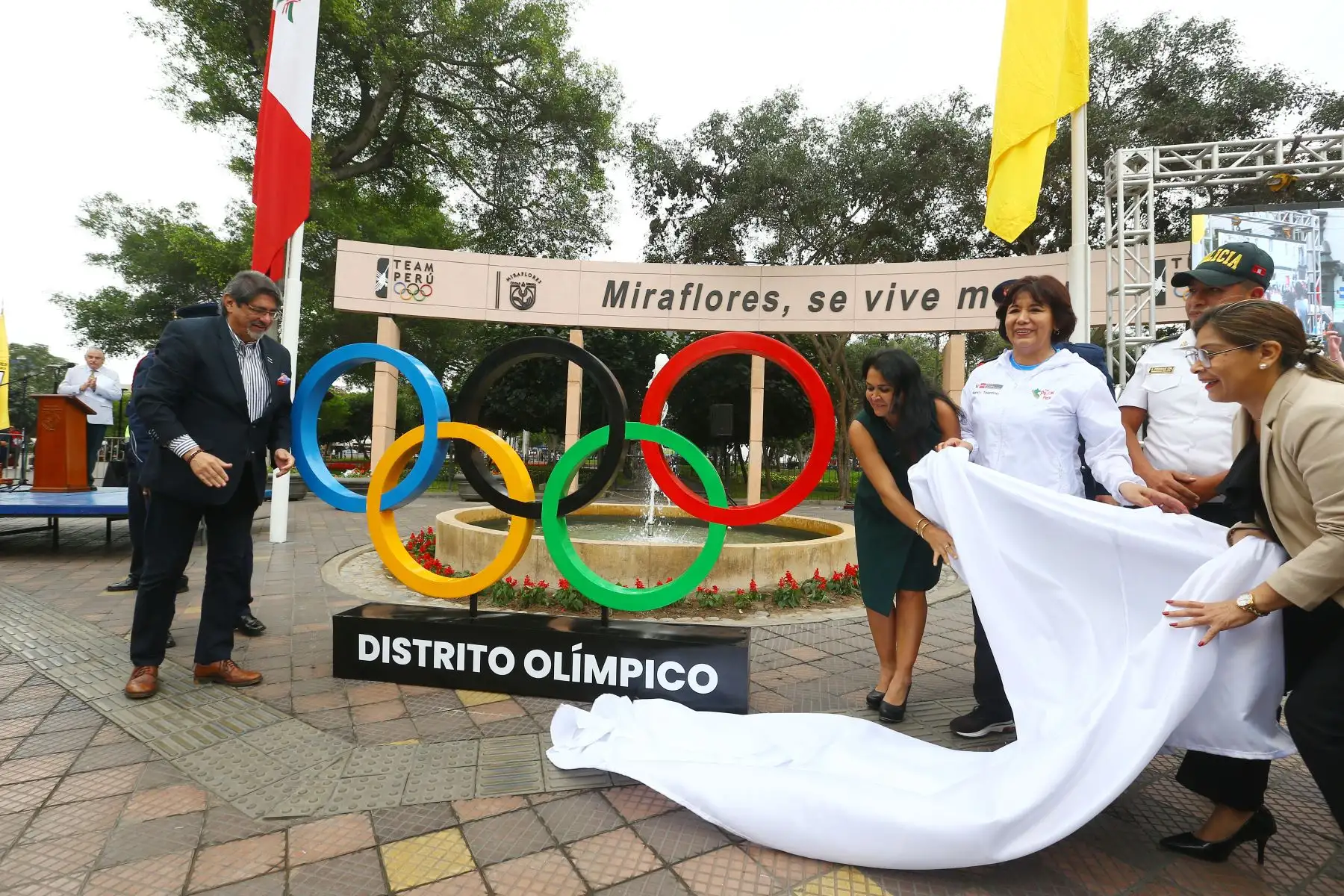 Esta designación se hizo oficial en una ceremonia realizada en el parque Kennedy, espacio emblemático del distrito, con la presencia de la ministra de la Mujer y Poblaciones Vulnerables, Nancy Tolentino Gamarra; el alcalde de Miraflores, Carlos Canales Anchorena; y la secretaria general del Comité Olímpico Peruano, Jenny Martínez.
Foto: ANDINA/Eddy Ramos