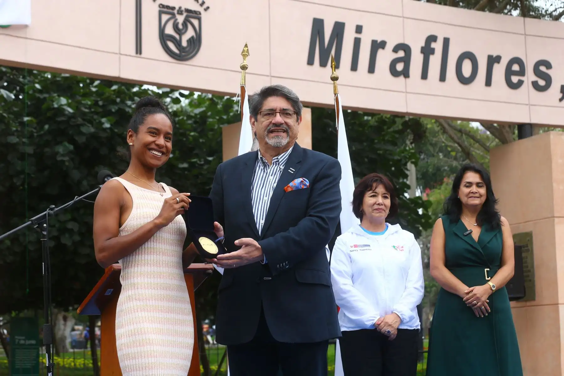 Durante la ceremonia el burgomaestre hizo entrega de un reconocimiento especial a tres destacadas deportistas olímpicas peruanas, quienes además son vecinas miraflorinas. Se trata de María Fernanda Reyes (surfista y medallista en los Juegos Panamericanos Lima 2019).
Foto: ANDINA/ Eddy Ramos