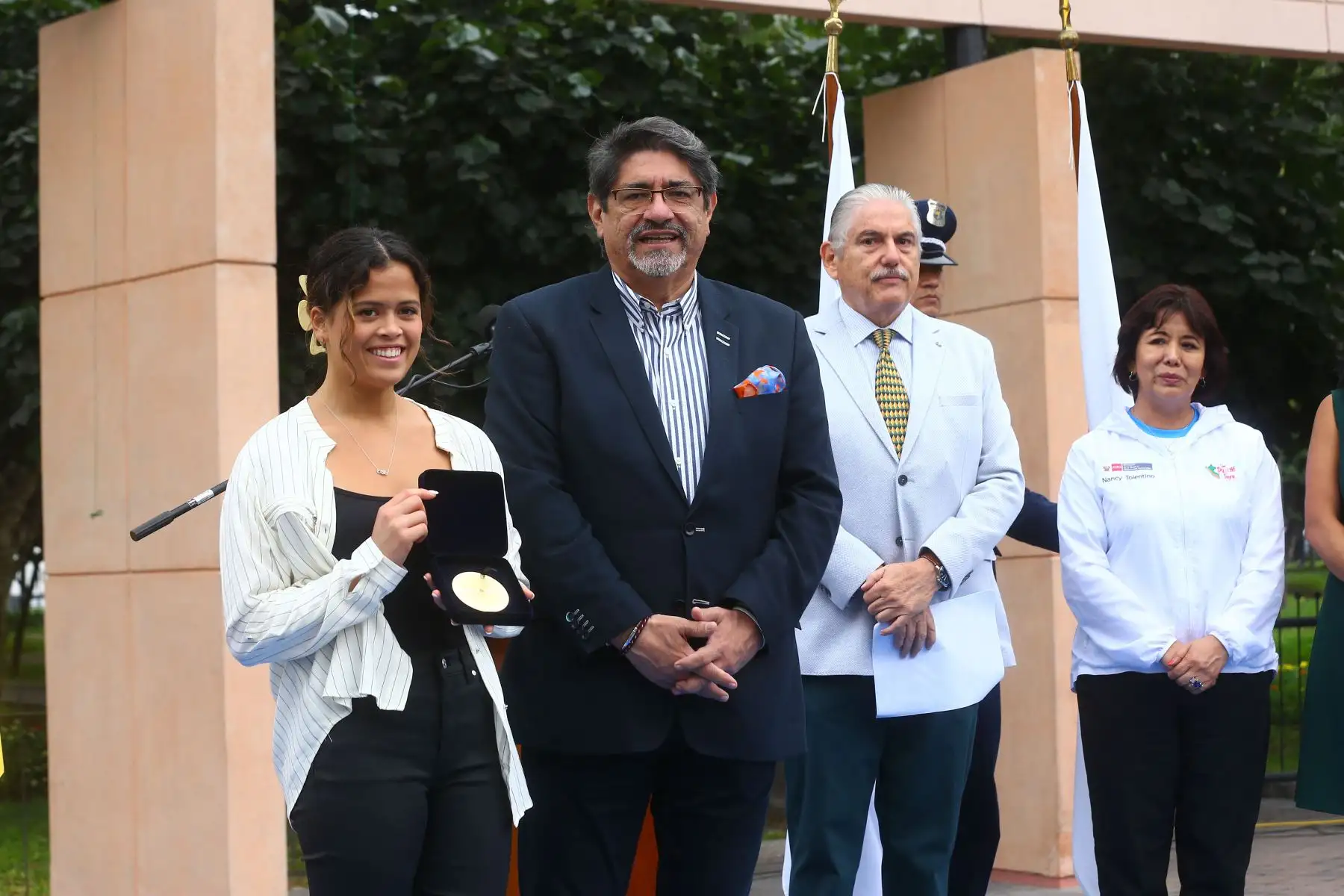 Durante la ceremonia el burgomaestre hizo entrega de un reconocimiento especial a tres destacadas deportistas olímpicas peruanas, quienes además son vecinas miraflorinas. Se trata de Ariana Orrego (gimnasta artística que participó en los juegos olímpicos Londres 2016 y Tokio 2020).
Foto: ANDINA/ Eddy Ramos