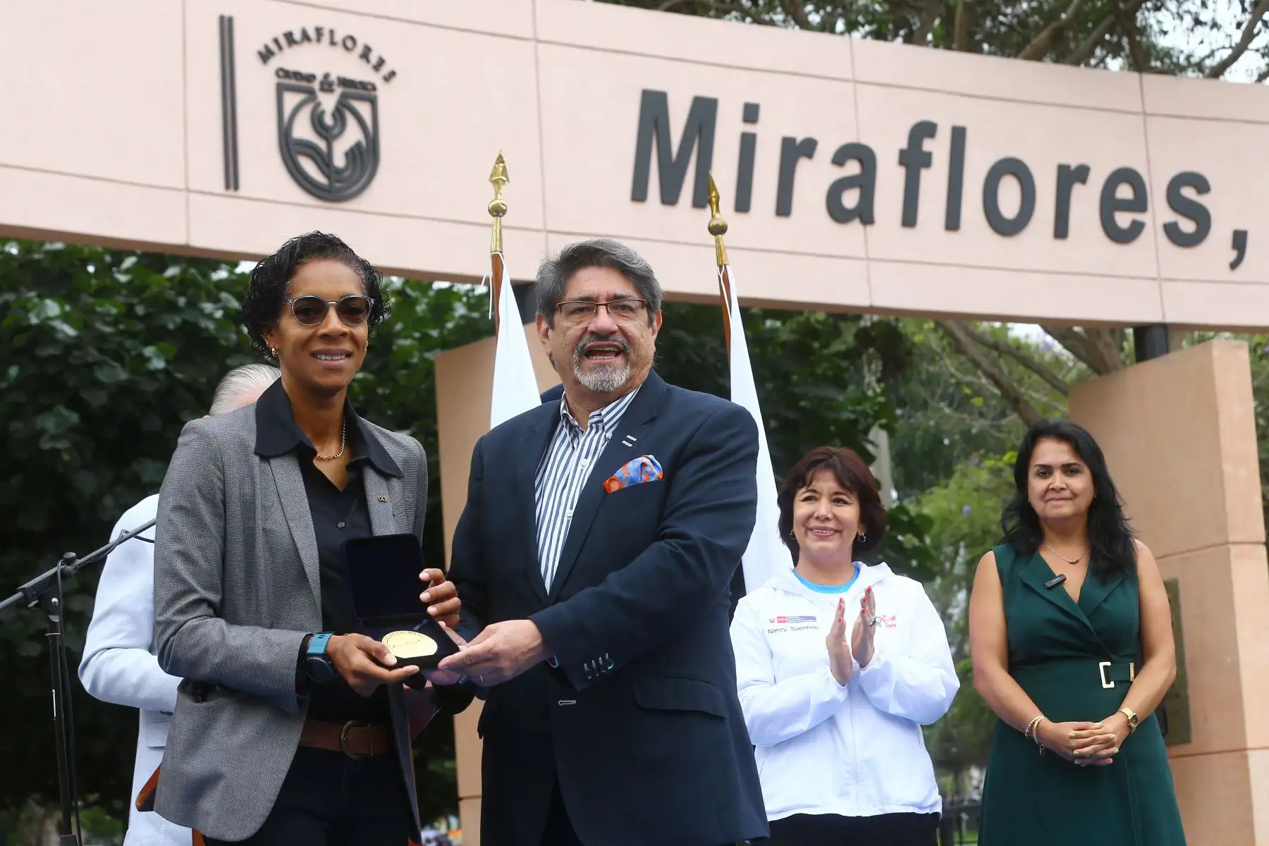 Durante la ceremonia el burgomaestre hizo entrega de un reconocimiento especial a tres destacadas deportistas olímpicas peruanas, quienes además son vecinas miraflorinas. Se trata de  Leyla Chihuán (exvoleibolista que participó en los juegos olímpicos de Atlanta 1996 y Sydney 2000).
Foto: ANDINA/ Eddy Ramos