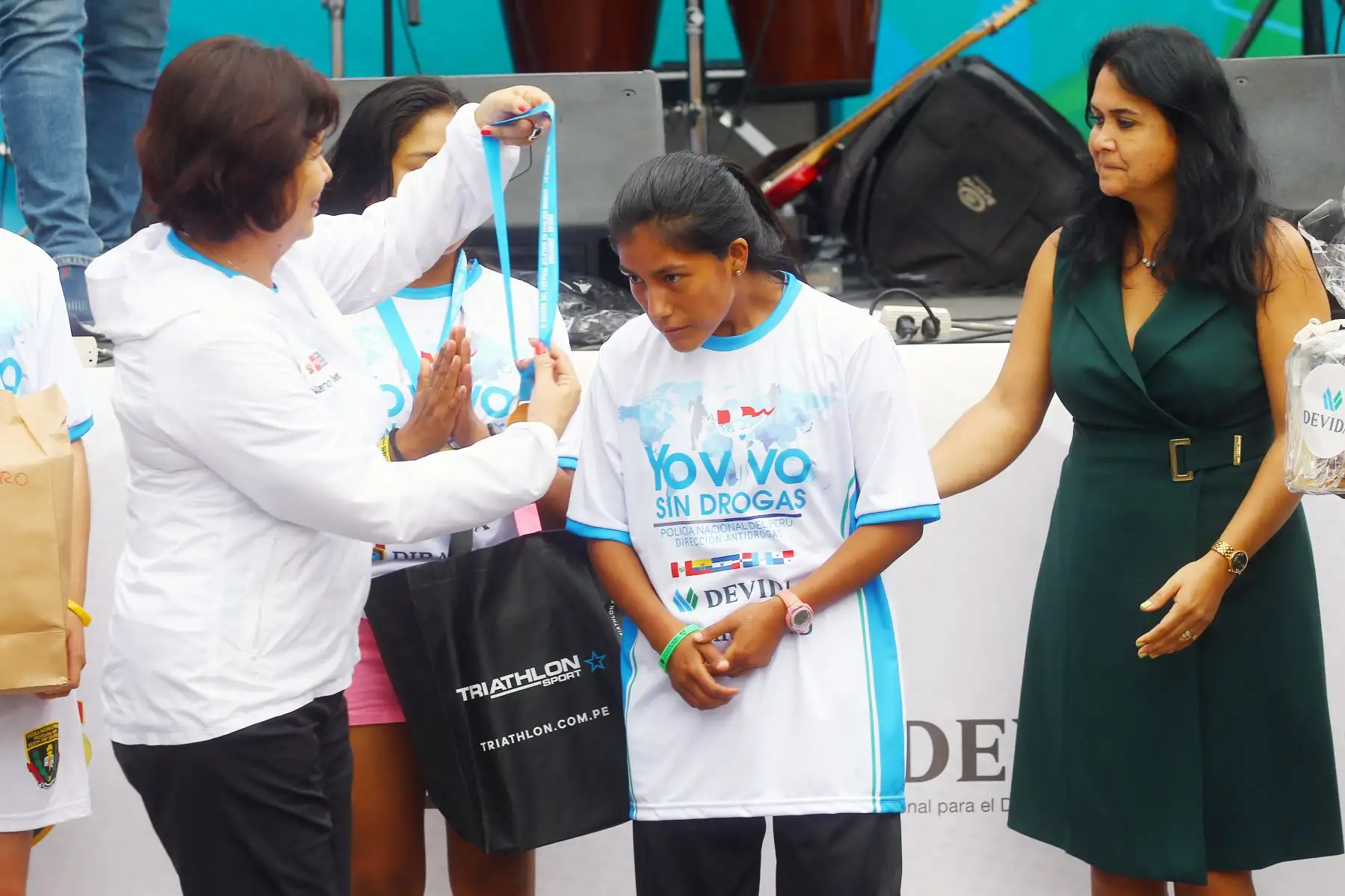 DEVIDA premia a los deportistas quienes ganaron medallas en el Festival Atlético 7K, realizado en el marco del Día Internacional de Lucha Contra el Uso Indebido y el Tráfico Ilícito de Drogas.En la imagen, la ministra de la Mujer y Poblaciones Vulnerables, Nancy Tolentino.
Foto: ANDINA/Eddy Ramos