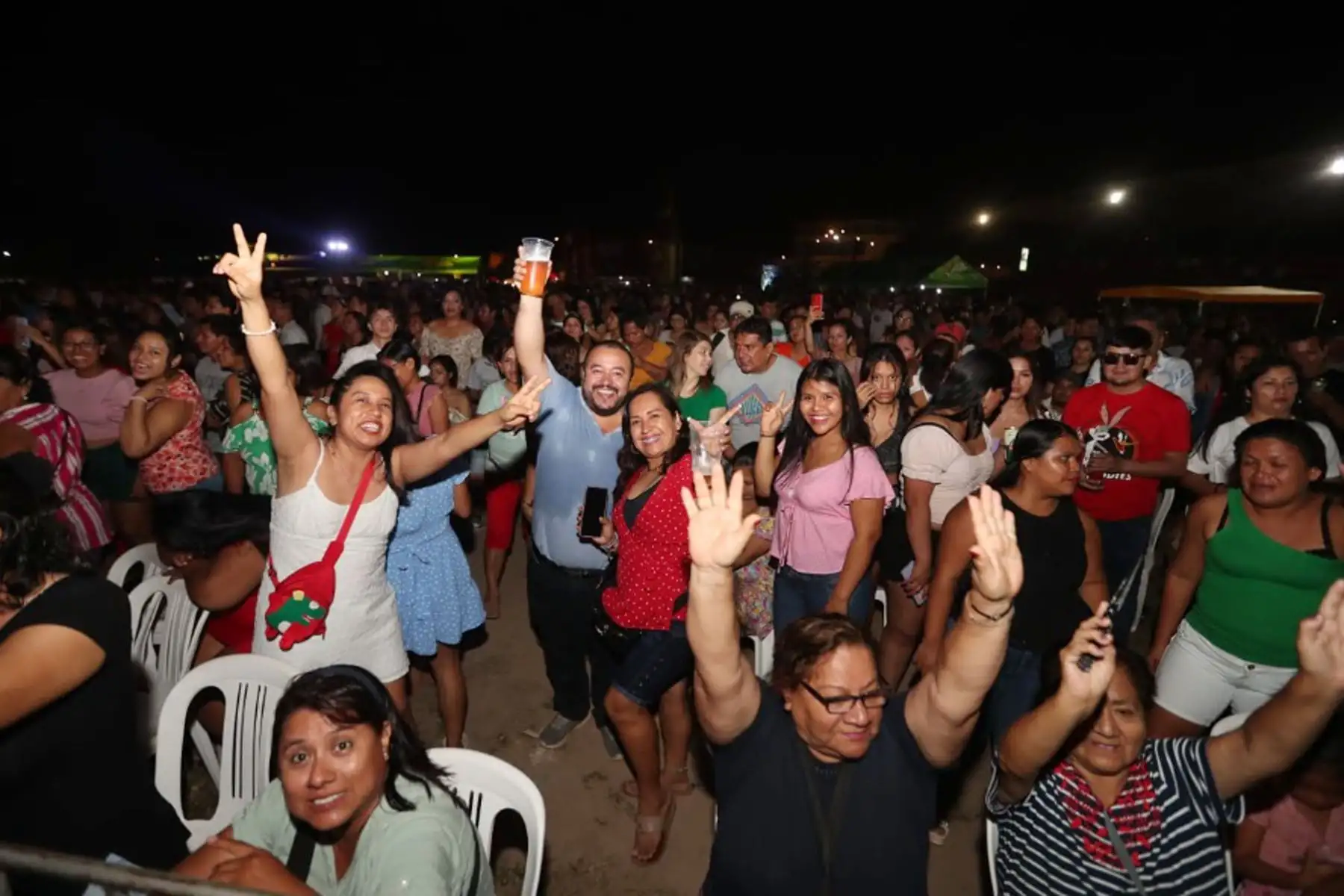 Pucallpinos y pucallpinas de todas las edades bailan y cantan durante el cierre de la fiesta de San Juan, en Ucayali. En la ciudad de Pucallpa se realizaron varias fiestas el sábado por la noche, con la participación de reconocidos artistas musicales.
Foto: ANDINA/ Daniel Bracamonte