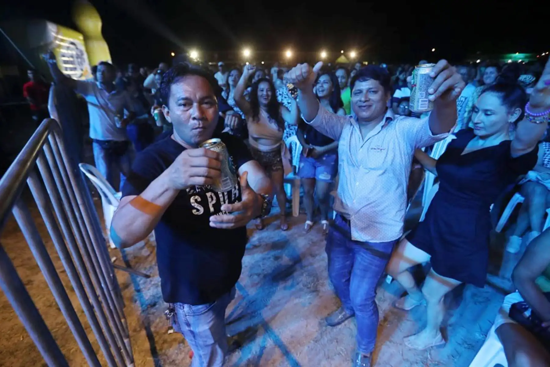 Pucallpinos y pucallpinas de todas las edades bailan y cantan durante el cierre de la fiesta de San Juan, en Ucayali. En la ciudad de Pucallpa se realizaron varias fiestas el sábado por la noche, con la participación de reconocidos artistas musicales.
Foto: ANDINA/ Daniel Bracamonte