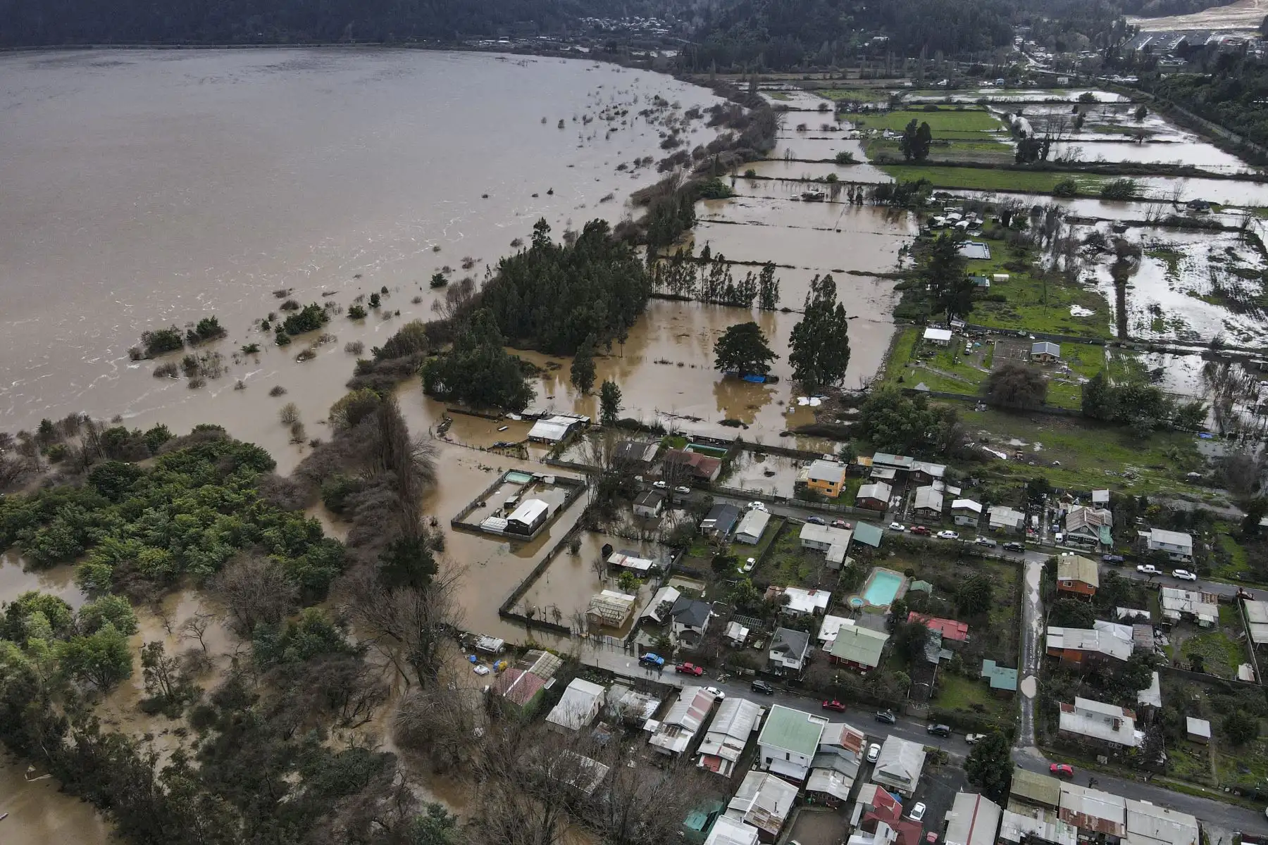 Vista aérea de la localidad de Hualqui, a unos 30 km al sur de Concepción, en el centro de Chile, tomada el 25 de junio de 2023, luego de que fuertes lluvias en la región provocaran el desbordamiento del río Biobío. Las lluvias en el centro de Chile han dejado dos muertos, seis desaparecidos, 7.977 aislados y 3.383 sin hogar, informó el 24 de junio la ministra del Interior, Carolina Toha.

Foto: AFP
