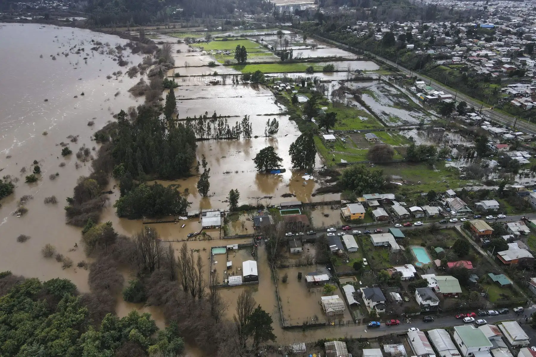 Vista aérea de la localidad de Hualqui, a unos 30 km al sur de Concepción, en el centro de Chile, tomada el 25 de junio de 2023, luego de que fuertes lluvias en la región provocaran el desbordamiento del río Biobío. Las lluvias en el centro de Chile han dejado dos muertos, seis desaparecidos, 7.977 aislados y 3.383 sin hogar, informó el 24 de junio la ministra del Interior, Carolina Toha.
Foto: AFP