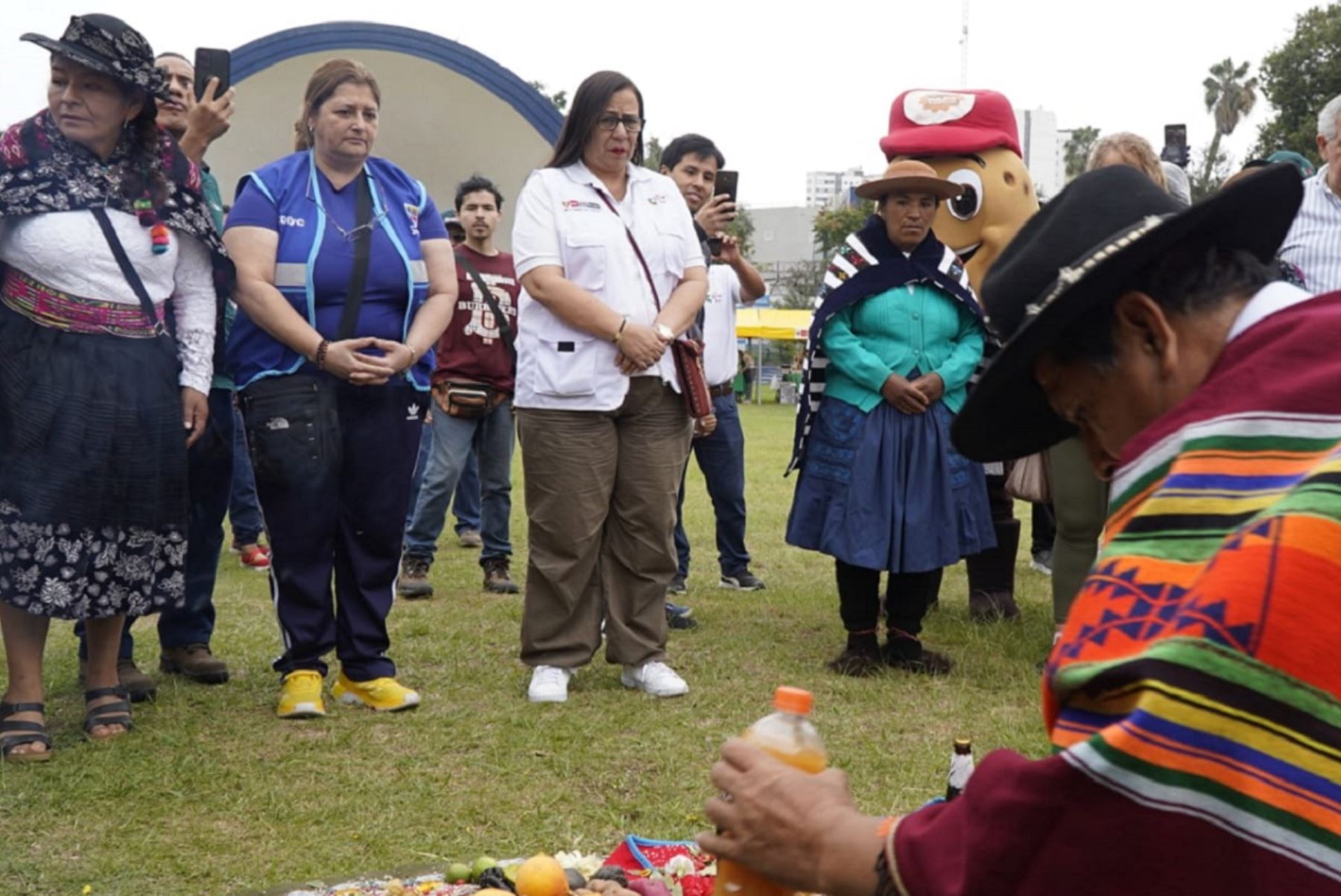 Ministra de Desarrollo Agrario y Riego, Nelly Paredes (al centro, de blanco), participó en la ceremonia del Raymi Pacha (Fiesta de la Tierra) en el Campo de Marte, Lima. Foto: Cortesía.