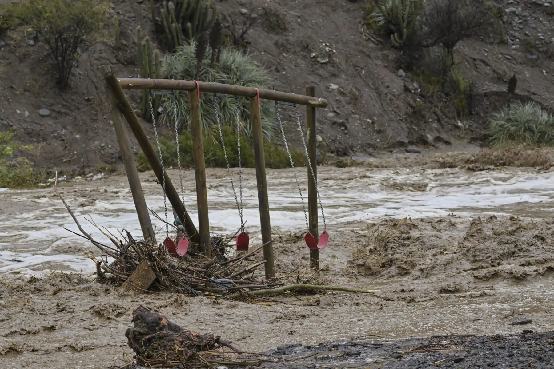 Vista del río Maipo inundado en San José de Maipo, Santiago, Chile el 23 de junio de 2023. Las fuertes lluvias están afectando la zona central de Chile, provocando el desbordamiento de varios ríos creando inundaciones, apagones y suspensión de clases.
Foto: AFP