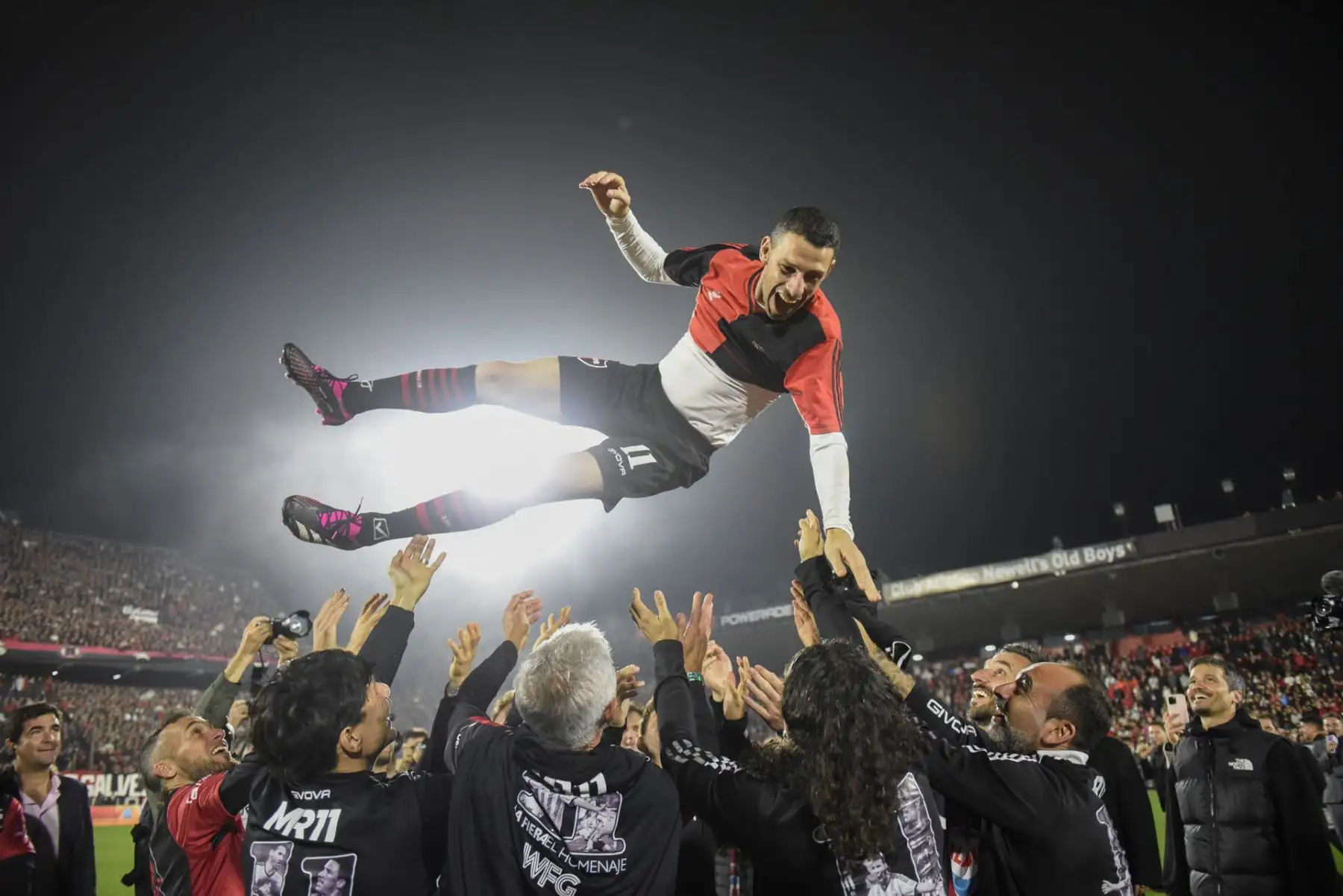 Jugadores y personal levantan a Maxi Rodríguez, hoy durante su partido de despedida en el estadio Coloso Marcelo Bielsa en Rosario (Argentina).
Foto: EFE