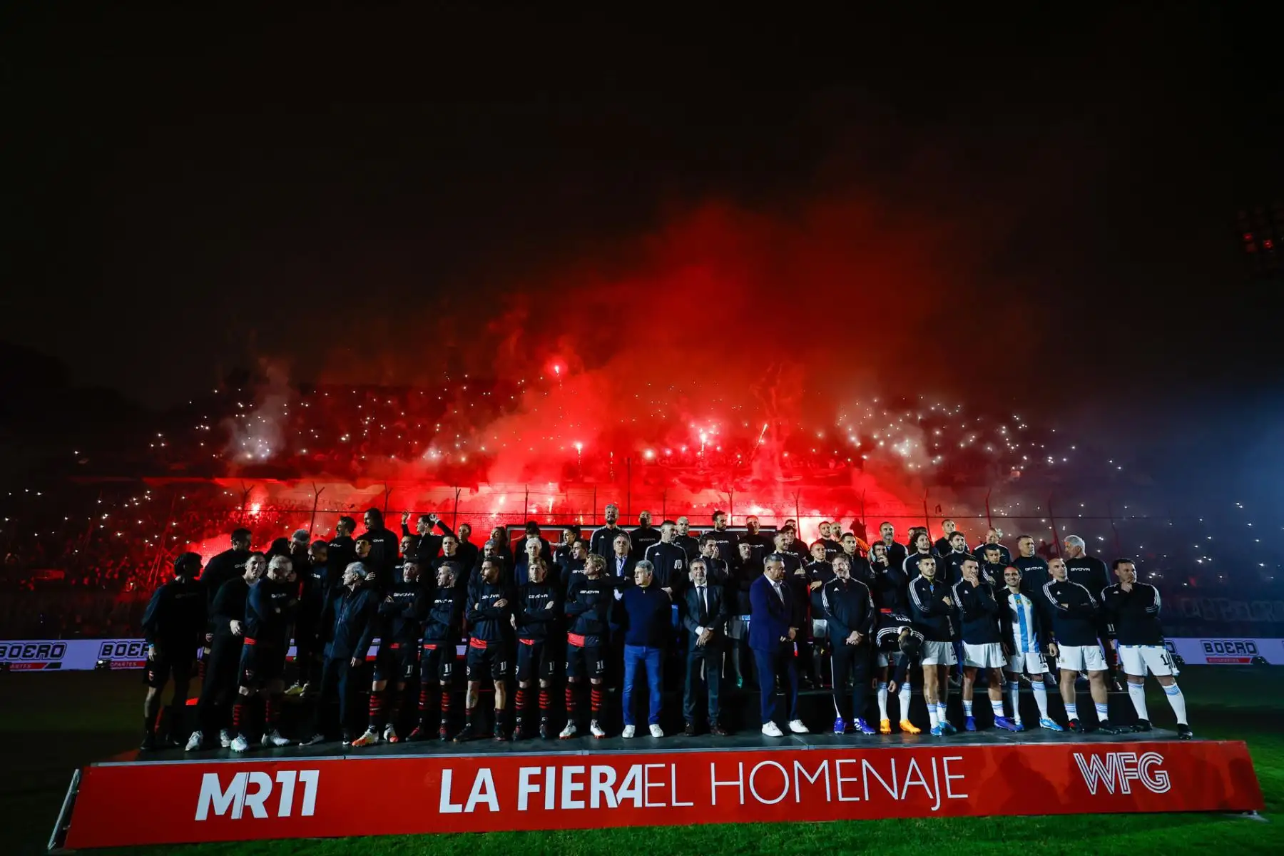 Fotografía de los participantes en el partido de despedida de Maxi Rodríguez en el estadio Marcelo Bielsa hoy, en la ciudad de Rosario (Argentina).
Foto: EFE