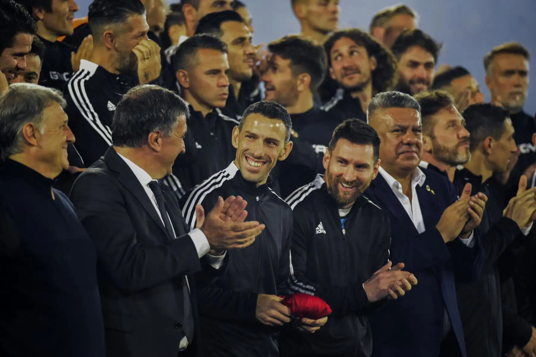 Gerardo Martino (i), el presidente de Newels Old Boys Ignacio Astore (2-i), Maxi Rodríguez (c), Lionel Messi (2-d) y el residente de la Asociación de Fútbol Argentino Claudio Fabián Tapia(d) asisten hoy, al partido de despedida de Maxi Rodriguez en el estadio Marcelo Bielsa en la ciudad de Rosario (Argentina) Foto: EFE