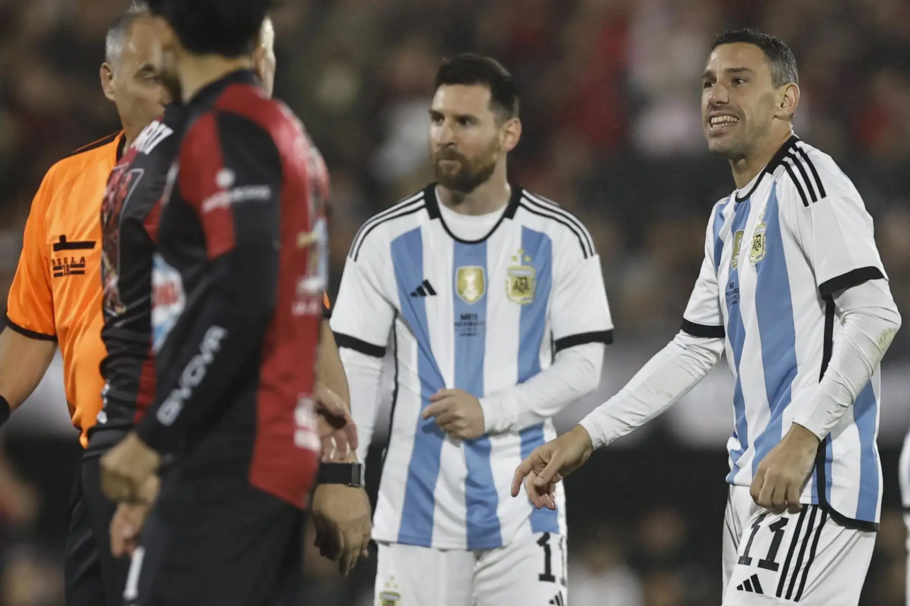 Los argentinos Lionel Messi (c) y Maxi Rodríguez (d) hoy, en el partido de despedida de Maxi en el estadio Coloso Marcelo Bielsa en Rosario (Argentina).Foto: EFE