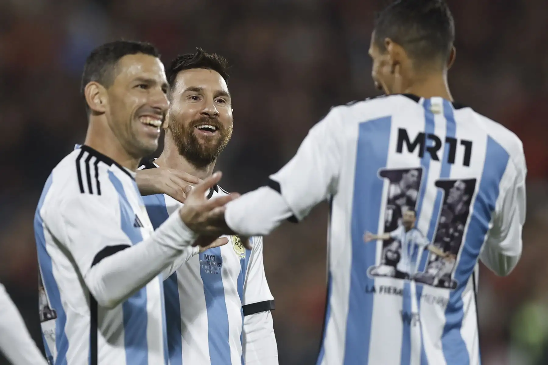 Los argentinos Lionel Messi (c) y Ángel di María (d) acompañan a Maxi Rodríguez (i) hoy, en su partido de despedida en el estadio Coloso Marcelo Bielsa en Rosario (Argentina).
Foto: EFE
