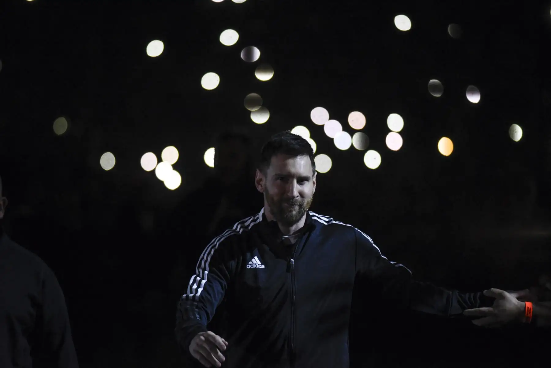 Lionel Messi ingresa al partido de despedida de Maxi Rodriguez en el estadio Marcelo Bielsa hoy, en la ciudad de Rosario (Argentina).
Foto: EFE