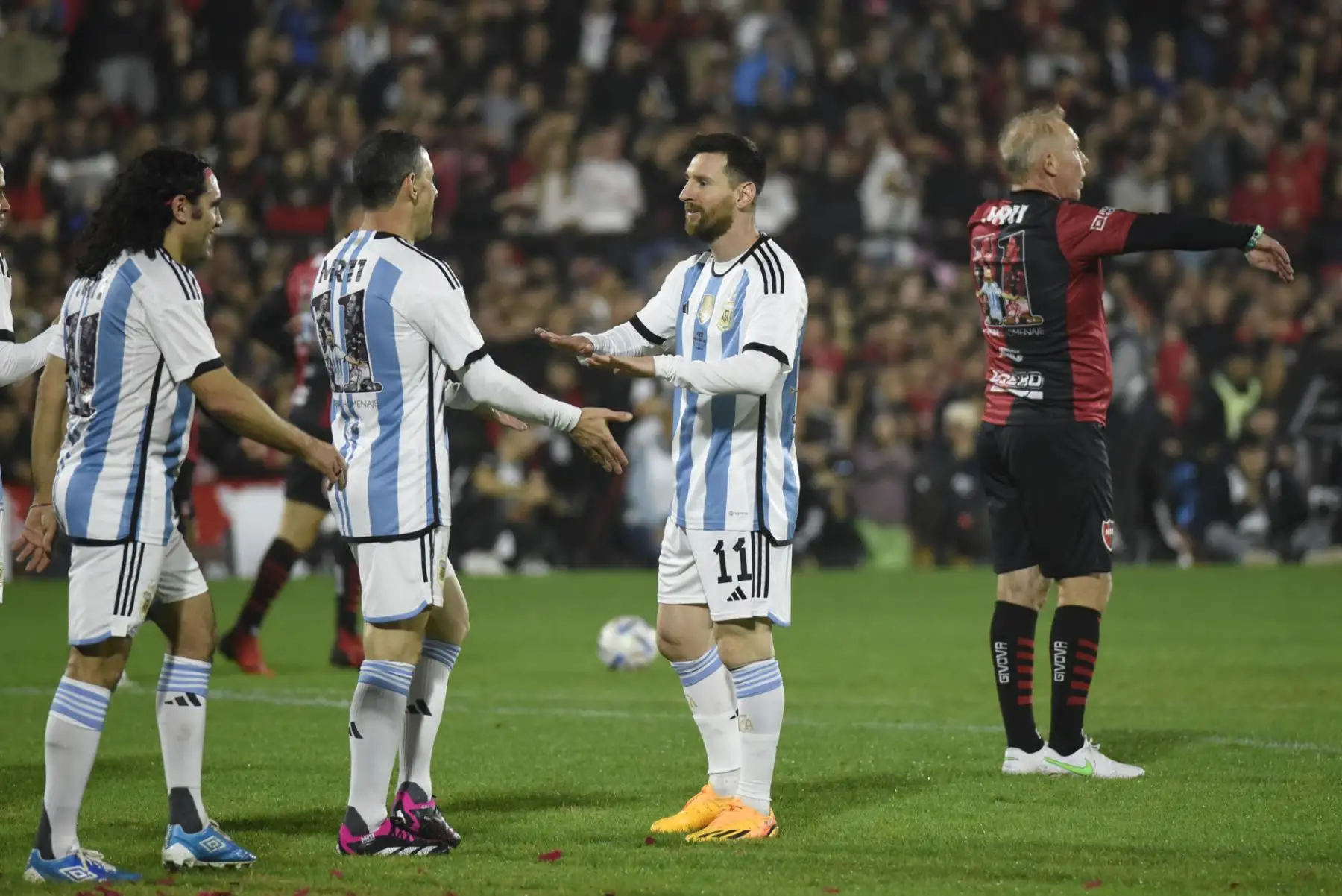 Lionel Messi participa en el partido de despedida de Maxi Rodríguez, hoy en el estadio Coloso Marcelo Bielsa en Rosario (Argentina) Foto: EFE