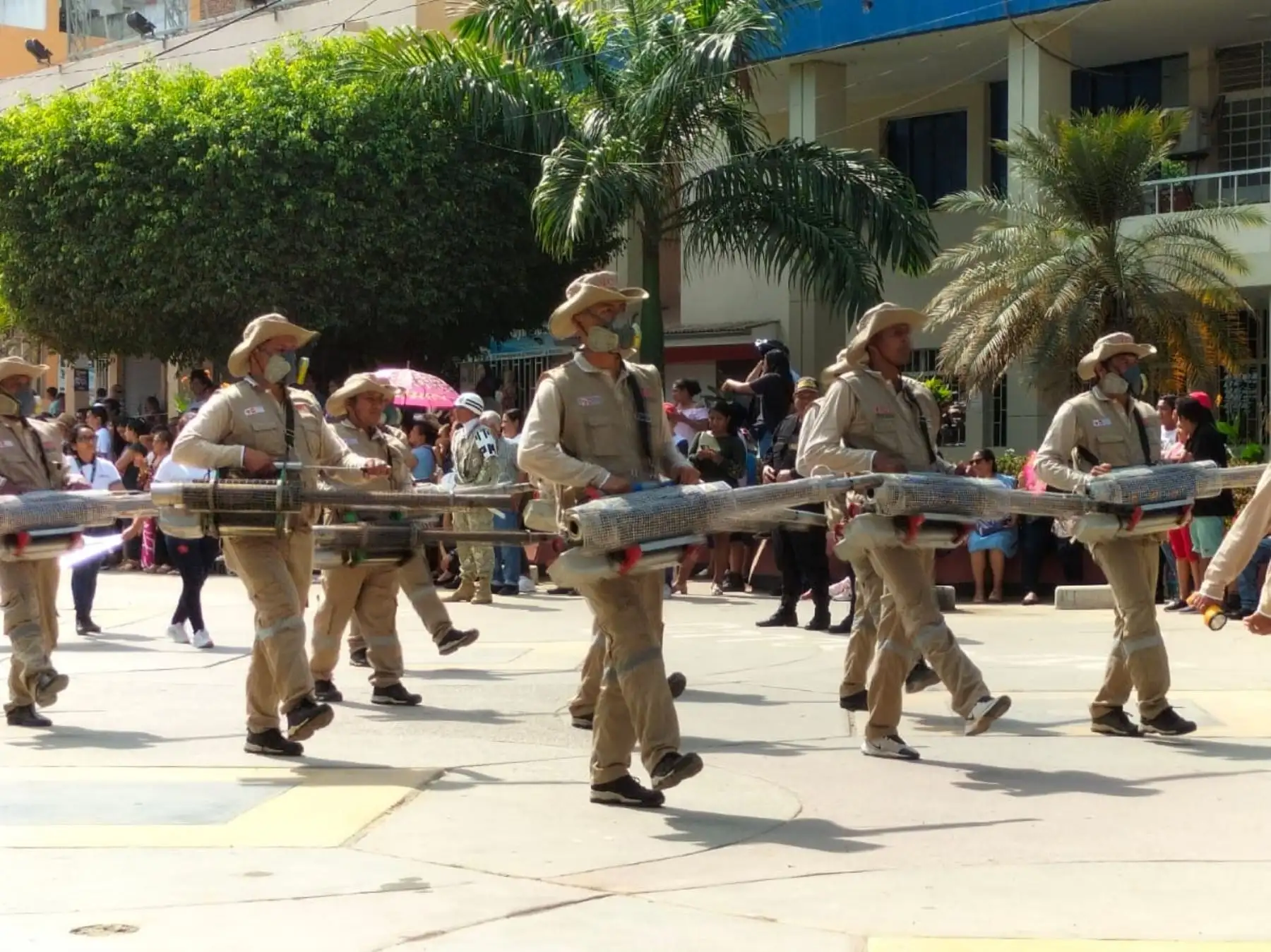 Brigadas de lucha contra el dengue participaron de desfile cívico-militar en Tumbes y sensibilizaron a la población para permitir la fumigación de sus viviendas con el fin de erradicar al zancudo transmisor de la enfermedad. Foto: Milagros Rodríguez