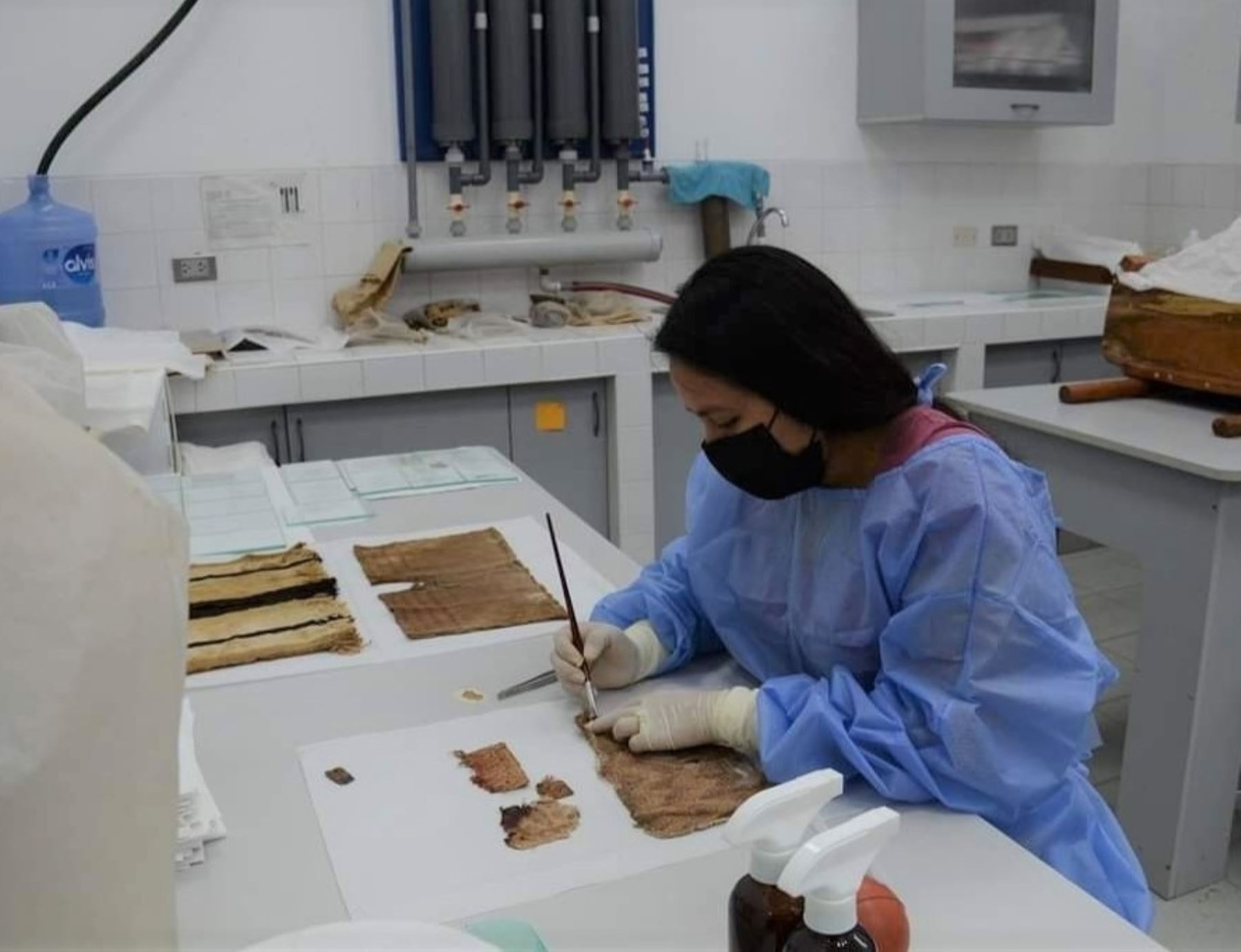 Especialistas ejecutan conservación preventiva y curativa de 150 textiles y otras piezas arqueológicas que atesora el Museo Nacional de Sicán, ubicado en Lambayeque. ANDINA/Difusión