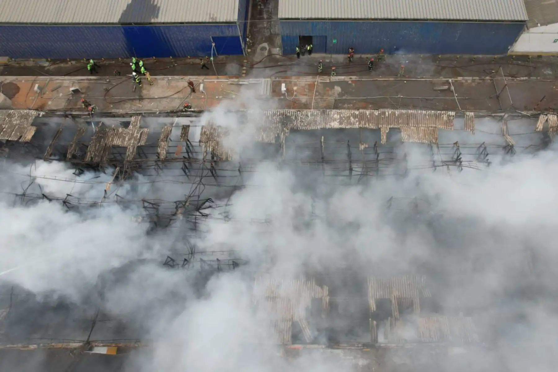Bomberos voluntarios controlaron rápidamente un incendio de grandes proporciones que consumió esta mañana cerca de 20 almacenes de distintos productos ubicados en El Agustino, en Lima. Foto: ANDINA/Daniel Bracamonte