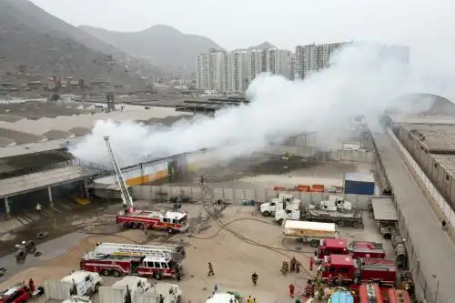 Bomberos lograron controlar incendio en fábrica textil de El Agustino, donde el humo contaminante se desplazó hacia distritos de Lima este. ANDINA/Daniel Bracamonte
