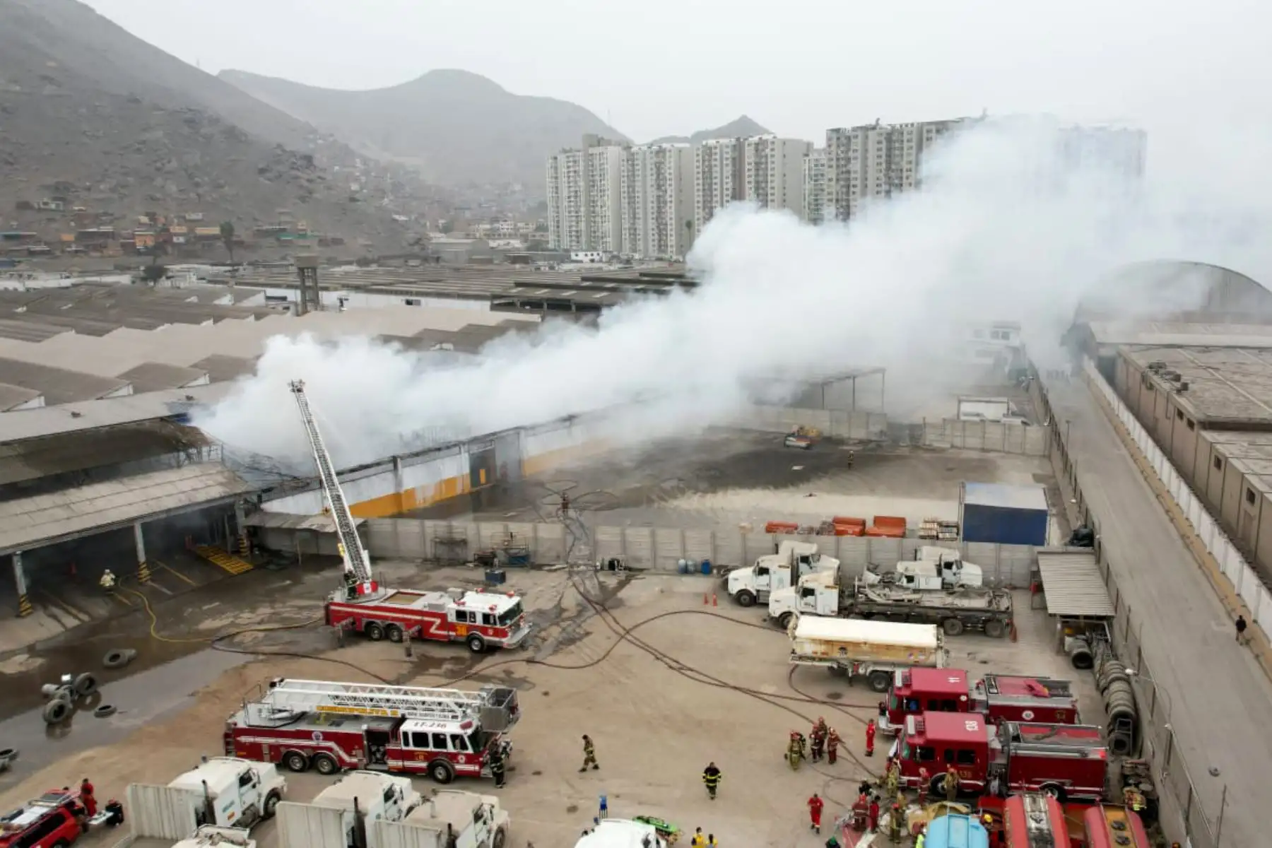 Bomberos voluntarios controlaron rápidamente un incendio de grandes proporciones que consumió esta mañana cerca de 20 almacenes de distintos productos ubicados en El Agustino, en Lima. Foto: ANDINA/Daniel Bracamonte