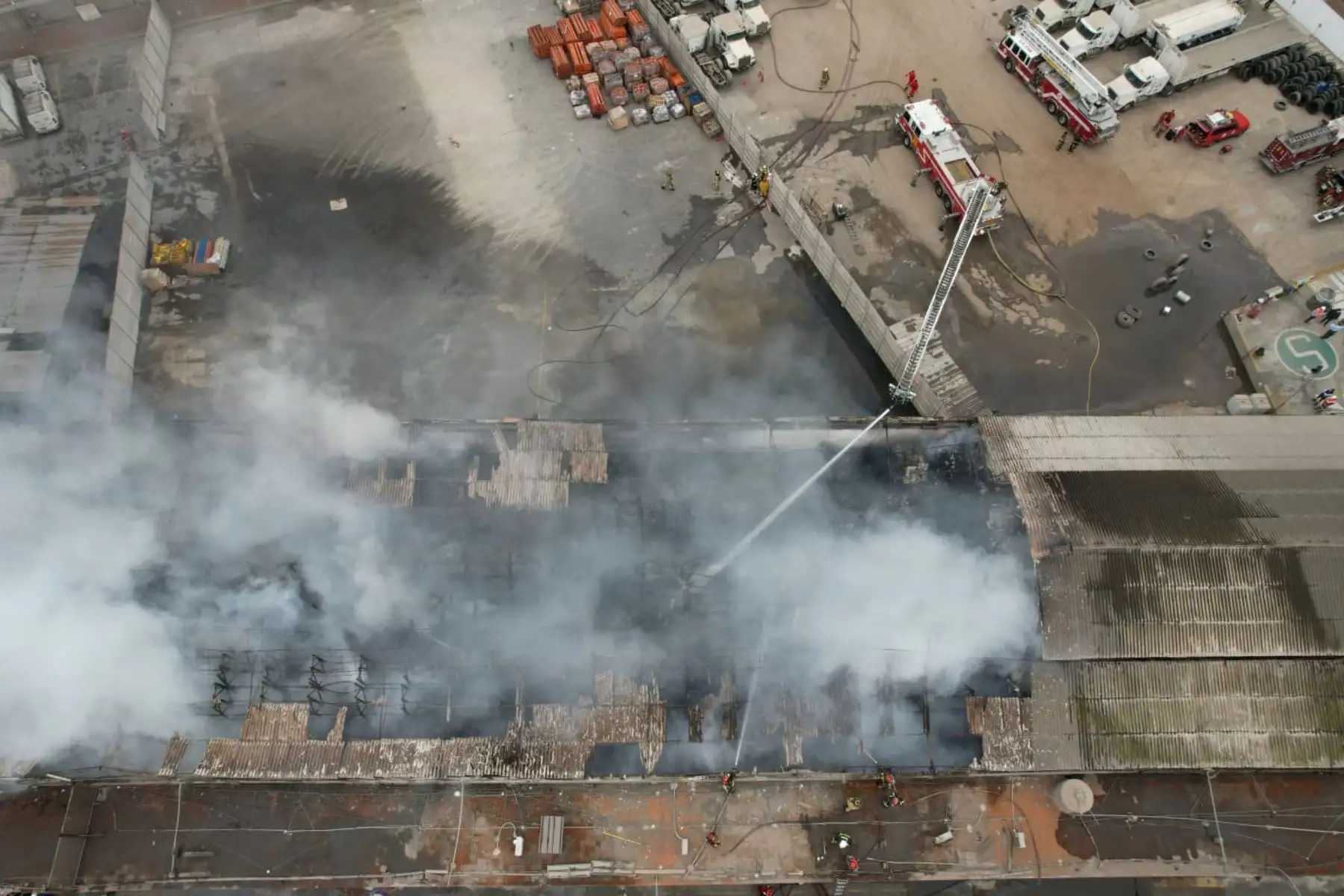 El inmueble siniestrado se encuentra en la avenida Nicolás Ayllón 2635, cerca del puente Santa Anita y de la Carretera Central, hasta donde han llegado al menos 15 unidades de los bomberos de diferentes distritos de Lima debido a la magnitud de la emergencia. Foto: ANDINA/Daniel Bracamonte