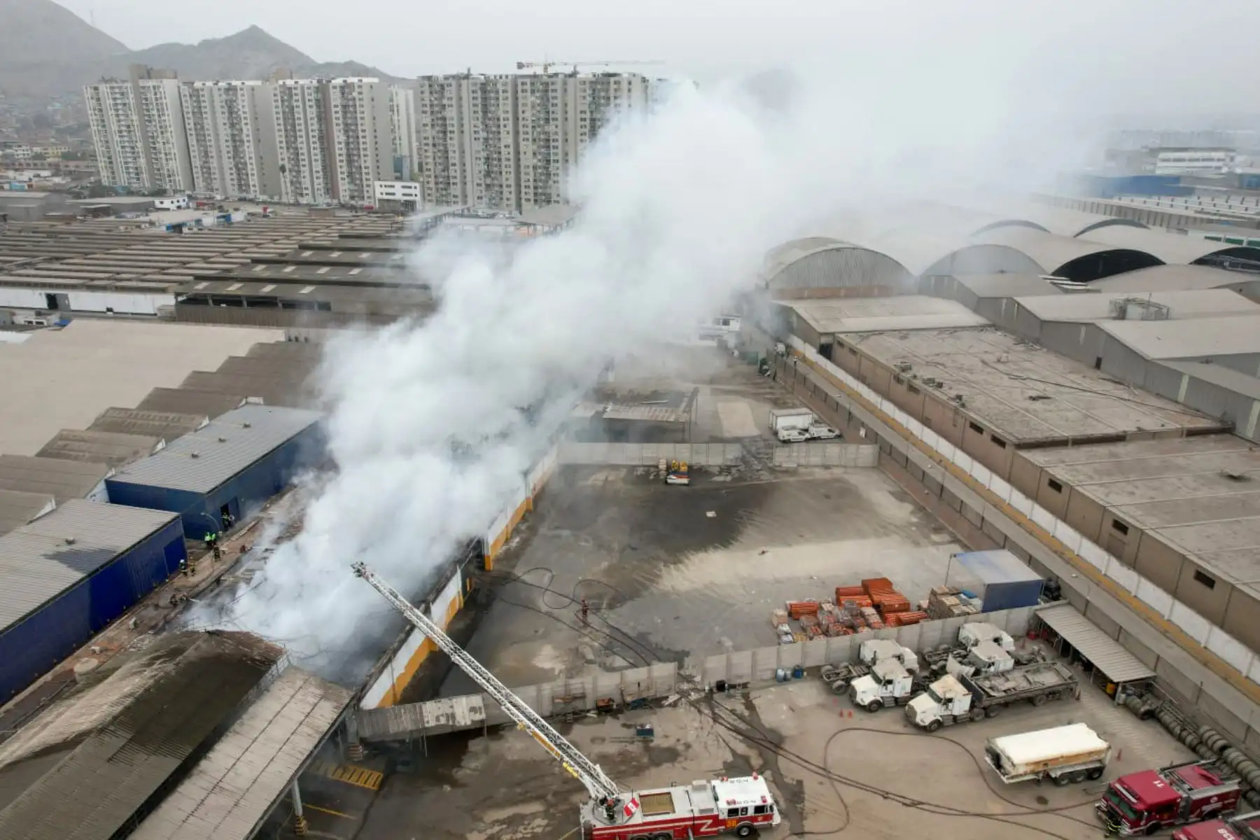 El inmueble siniestrado se encuentra en la avenida Nicolás Ayllón 2635, cerca del puente Santa Anita y de la Carretera Central, hasta donde han llegado al menos 15 unidades de los bomberos de diferentes distritos de Lima debido a la magnitud de la emergencia. Foto: ANDINA/Daniel Bracamonte