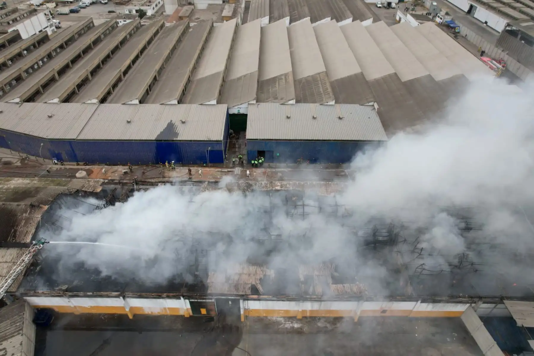 Aparentemente se trataría de una fábrica textil y aún se desconocen las razones del fuego, que empezó alrededor de las 07.30 a.m. y cuya humareda ya está afectando a los vecinos, por ejemplo los habitantes del condominio Los Nogales, paralelo a la Vía de Evitamiento. Foto: ANDINA/Daniel Bracamonte