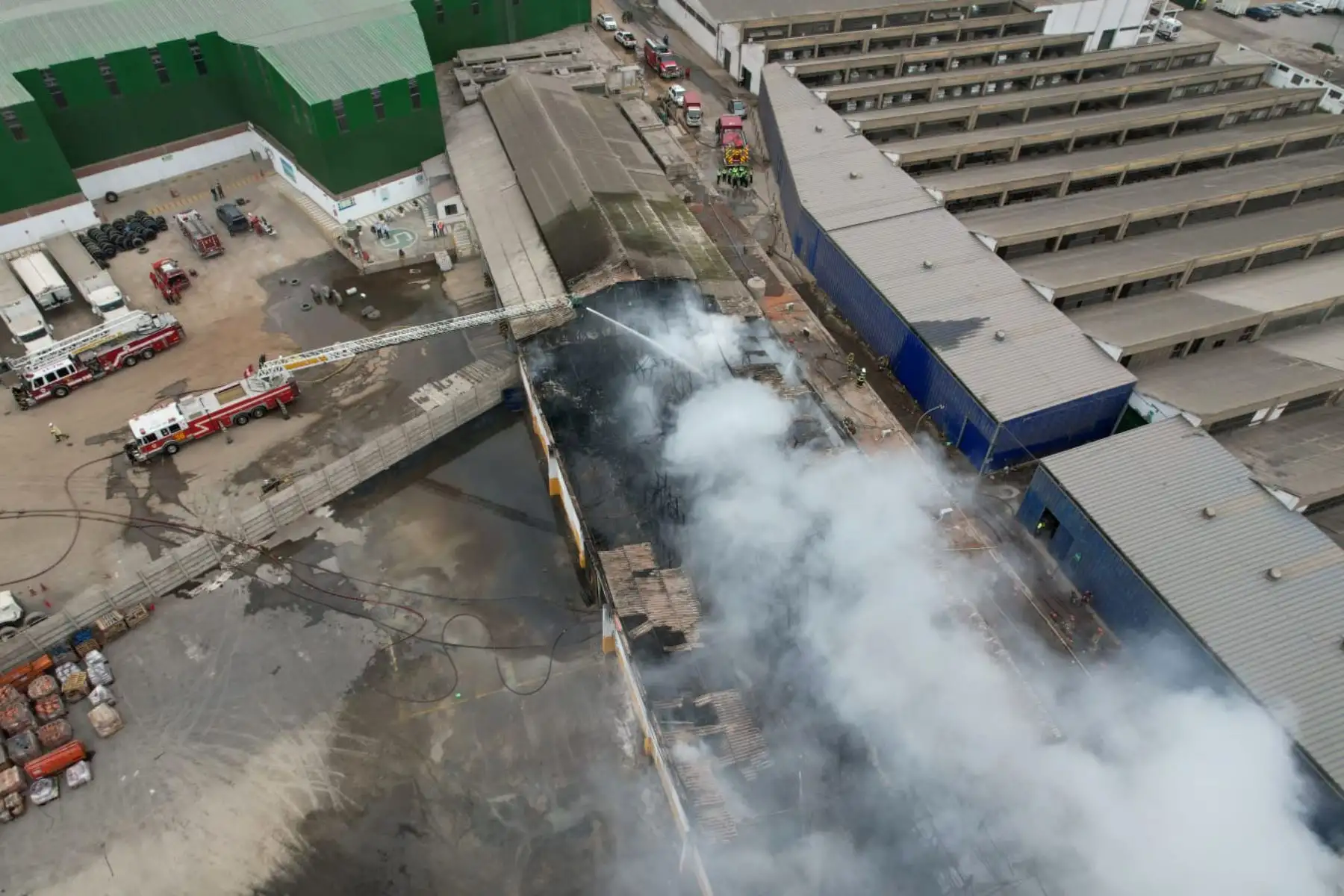 Bomberos voluntarios controlaron rápidamente un incendio de grandes proporciones que consumió esta mañana cerca de 20 almacenes de distintos productos ubicados en El Agustino, en Lima. Foto: ANDINA/Daniel Bracamonte