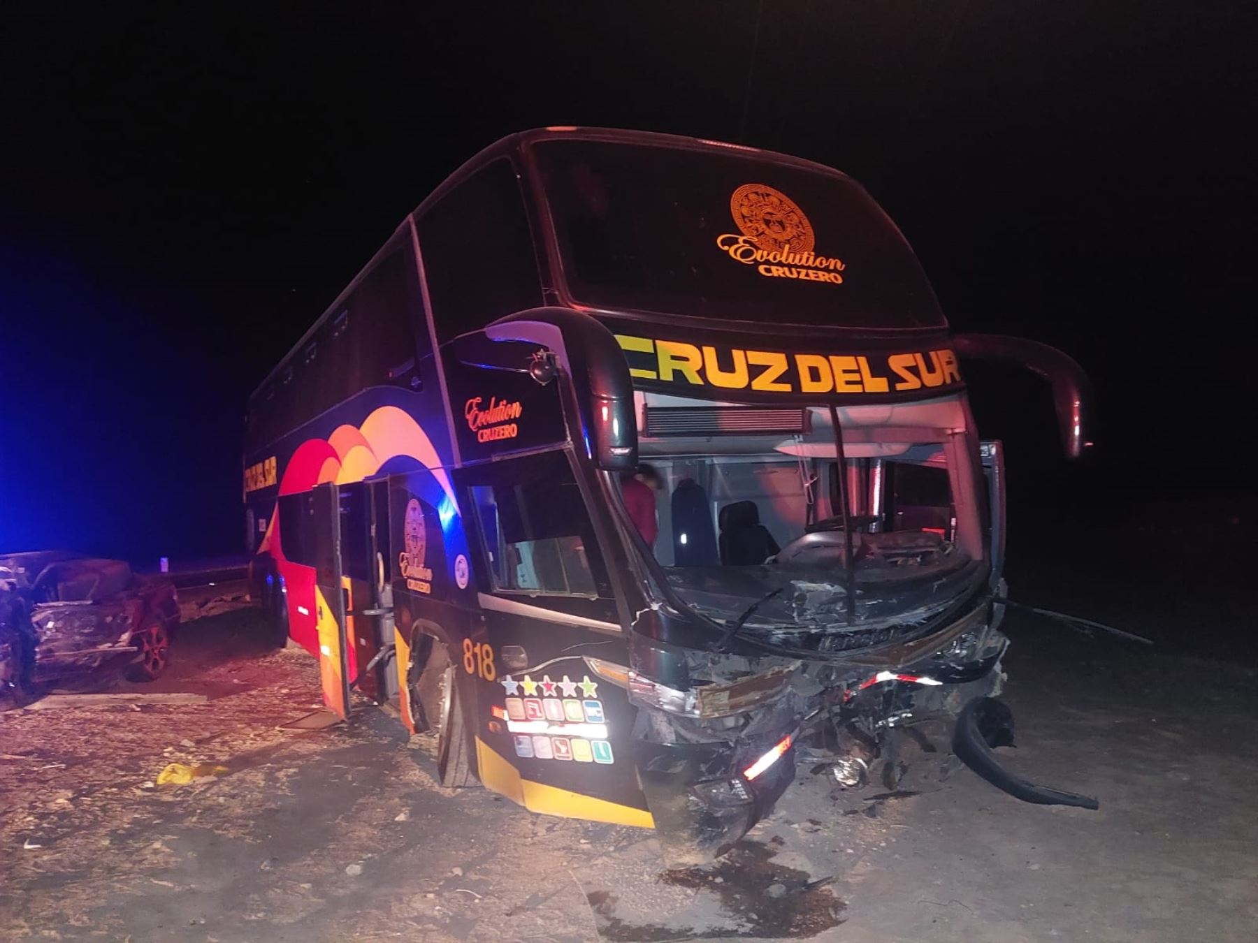 Un fallecido deja el choque frontal entre un bus interprovincial y una camioneta en Arequipa. ANDINA/Difusión