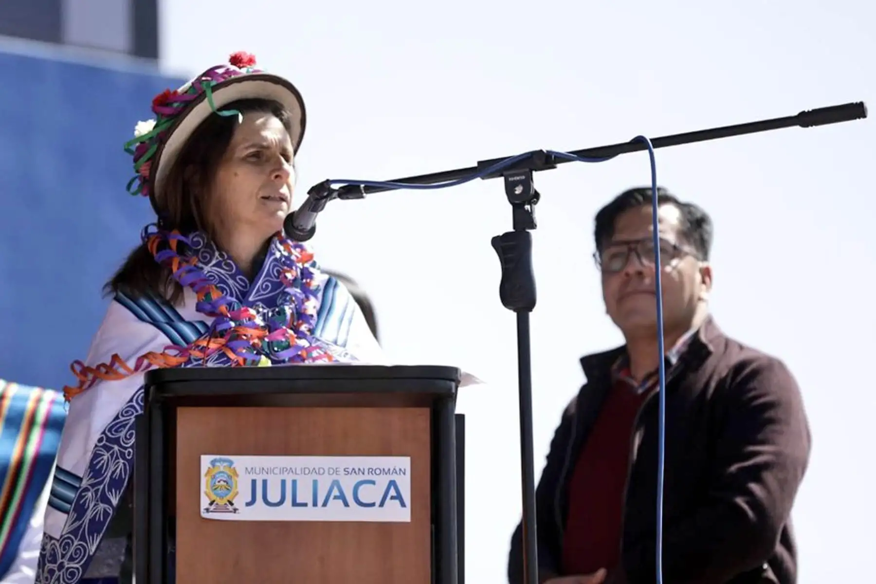 Ministra de Vivienda, Hania Pérez de Cuellar sostuvo una reunión técnica con el alcalde de Juliaca y dirigentes, a fin de informar los avances del anhelado proyecto de agua y saneamiento, que beneficiará a más de 600 mil peruanos.
Foto: Ministerio de Vivienda