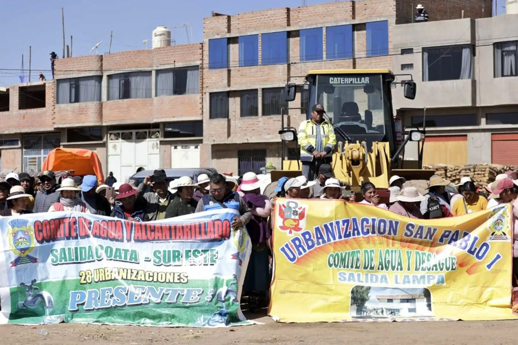 Ministra de Vivienda, Hania Pérez de Cuellar sostuvo una reunión técnica con el alcalde de Juliaca y dirigentes, a fin de informar los avances del anhelado proyecto de agua y saneamiento, que beneficiará a más de 600 mil peruanos.
Foto: Ministerio de Vivienda
