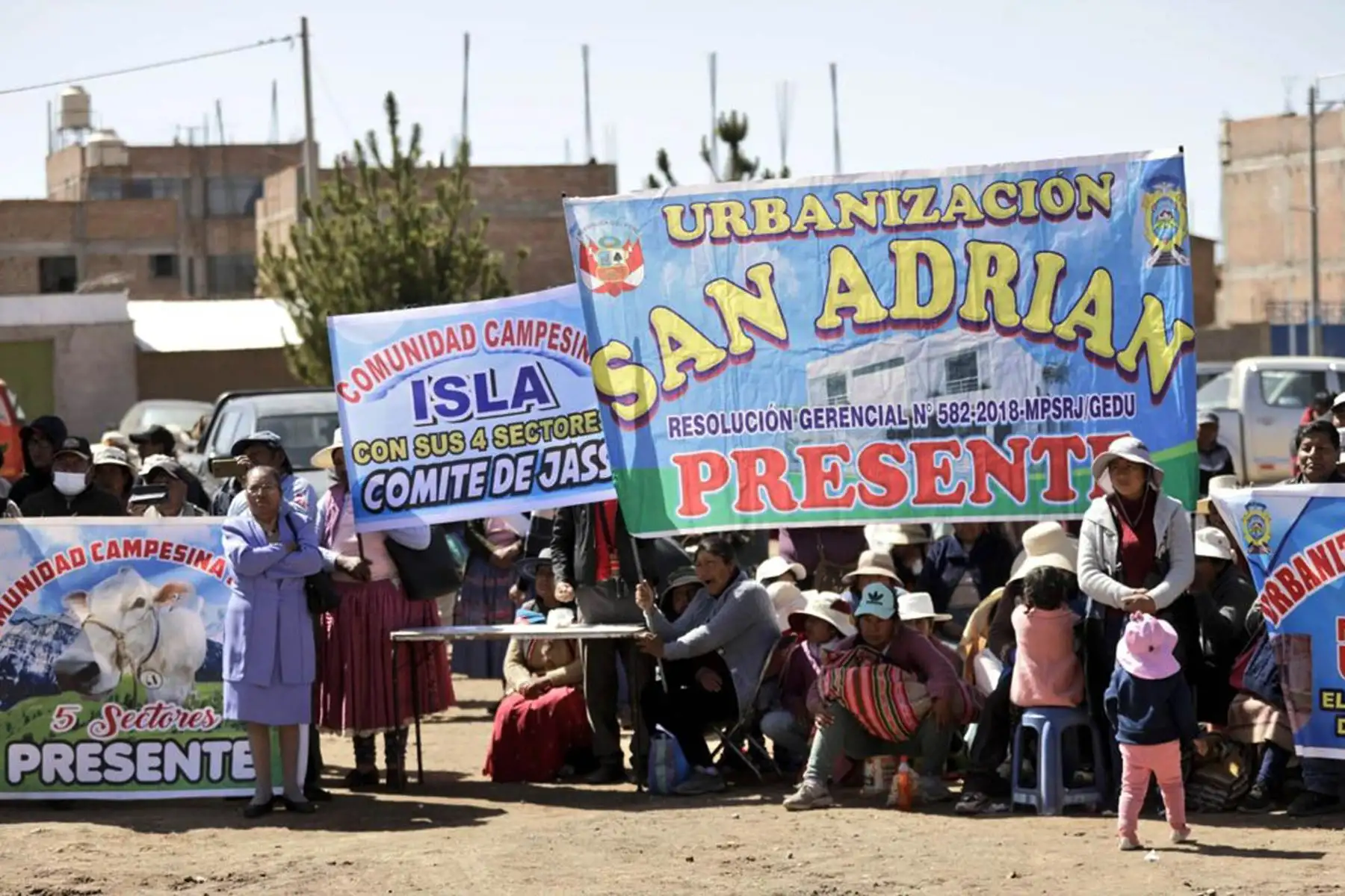 Ministra de Vivienda, Hania Pérez de Cuellar sostuvo una reunión técnica con el alcalde de Juliaca y dirigentes, a fin de informar los avances del anhelado proyecto de agua y saneamiento, que beneficiará a más de 600 mil peruanos.
Foto: Ministerio de Vivienda