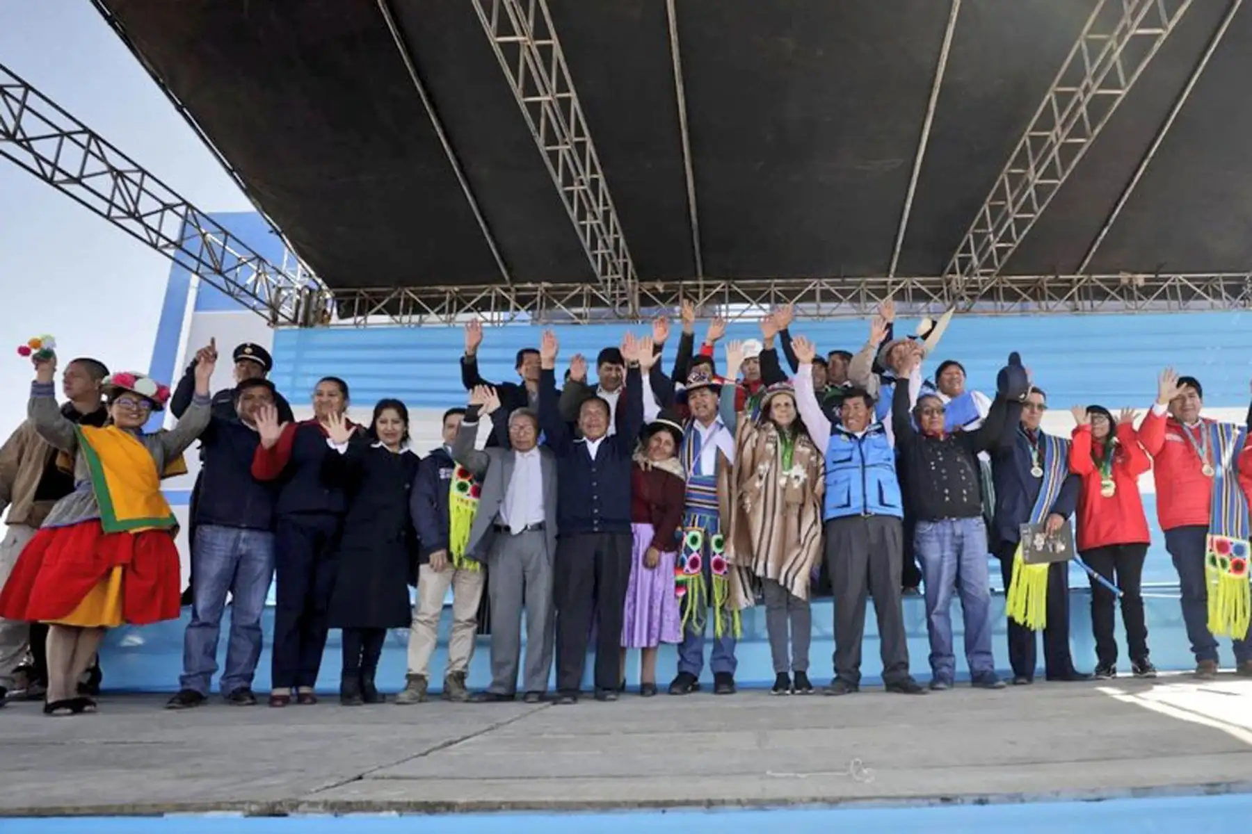 Ministra de Vivienda, Hania Pérez de Cuellar sostuvo una reunión técnica con el alcalde de Juliaca y dirigentes, a fin de informar los avances del anhelado proyecto de agua y saneamiento, que beneficiará a más de 600 mil peruanos.
Foto: Ministerio de Vivienda