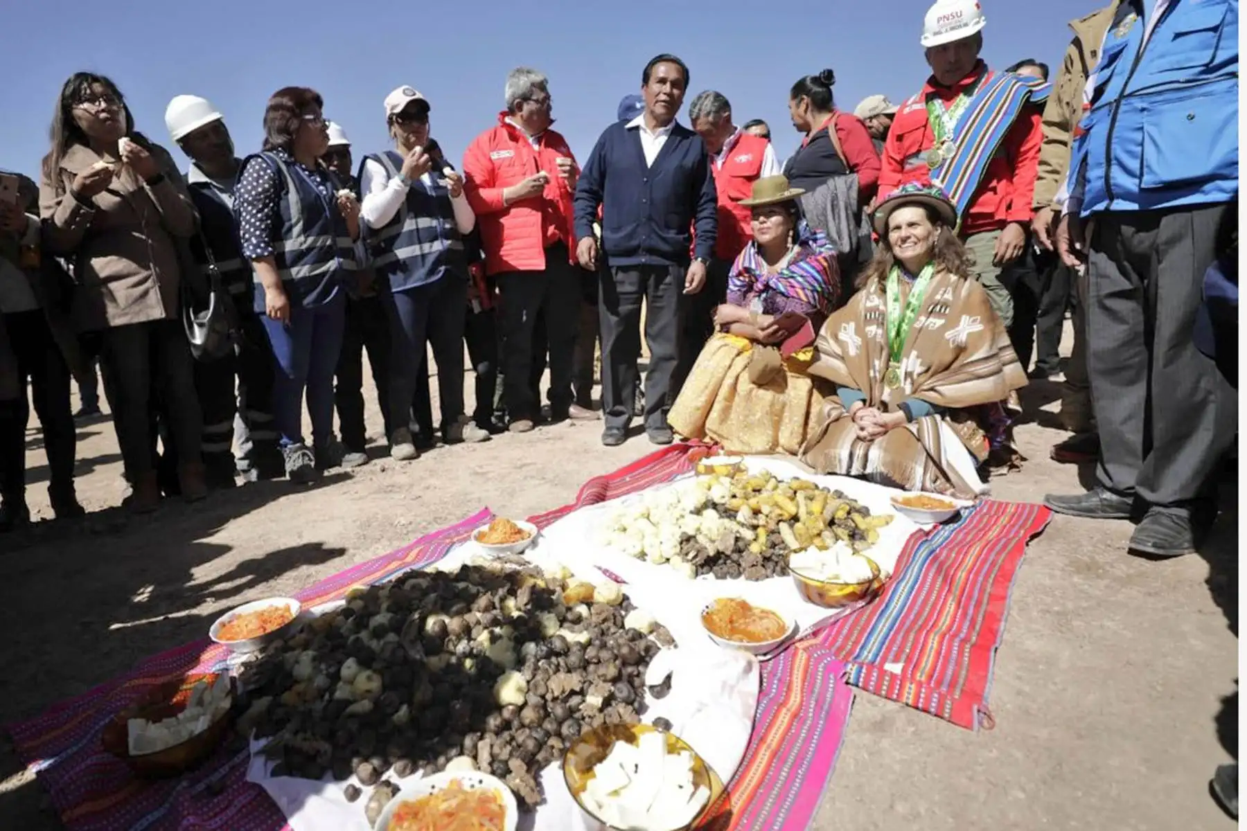 Ministra de Vivienda, Hania Pérez de Cuellar sostuvo una reunión técnica con el alcalde de Juliaca y dirigentes, a fin de informar los avances del anhelado proyecto de agua y saneamiento, que beneficiará a más de 600 mil peruanos.
Foto: Ministerio de Vivienda