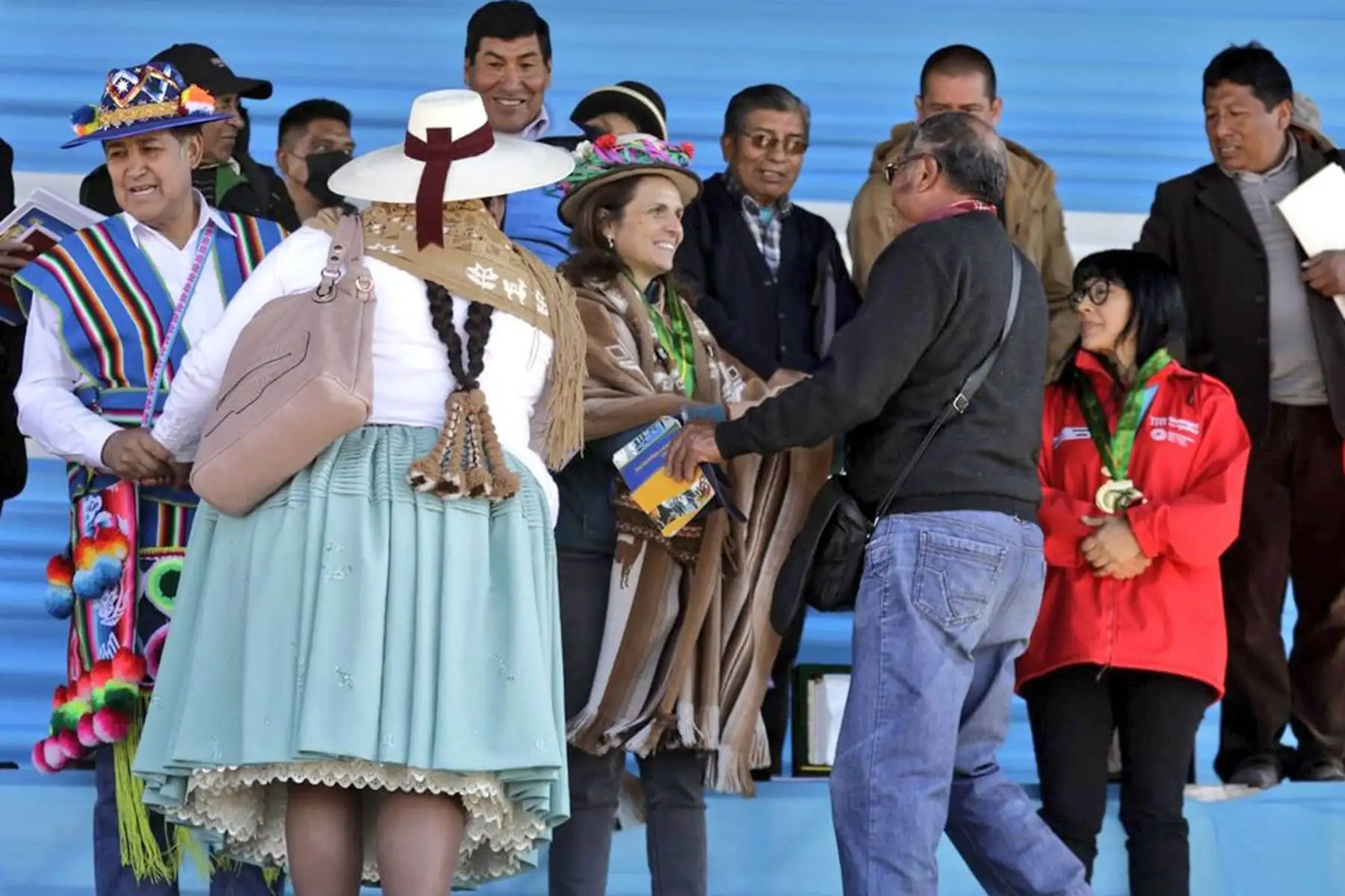 Ministra de Vivienda, Hania Pérez de Cuellar sostuvo una reunión técnica con el alcalde de Juliaca y dirigentes, a fin de informar los avances del anhelado proyecto de agua y saneamiento, que beneficiará a más de 600 mil peruanos.
Foto: Ministerio de Vivienda