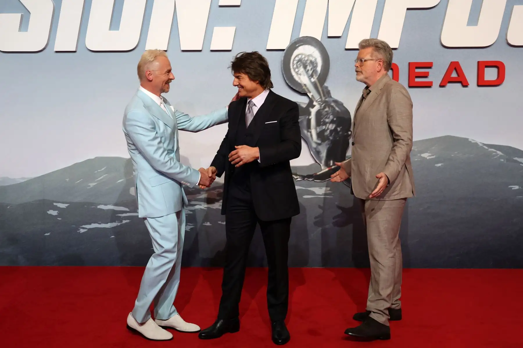 El actor británico Simon Pegg, el actor estadounidense Tom Cruise y el cineasta estadounidense Christopher McQuarrie asisten al estreno en Medio Oriente de 