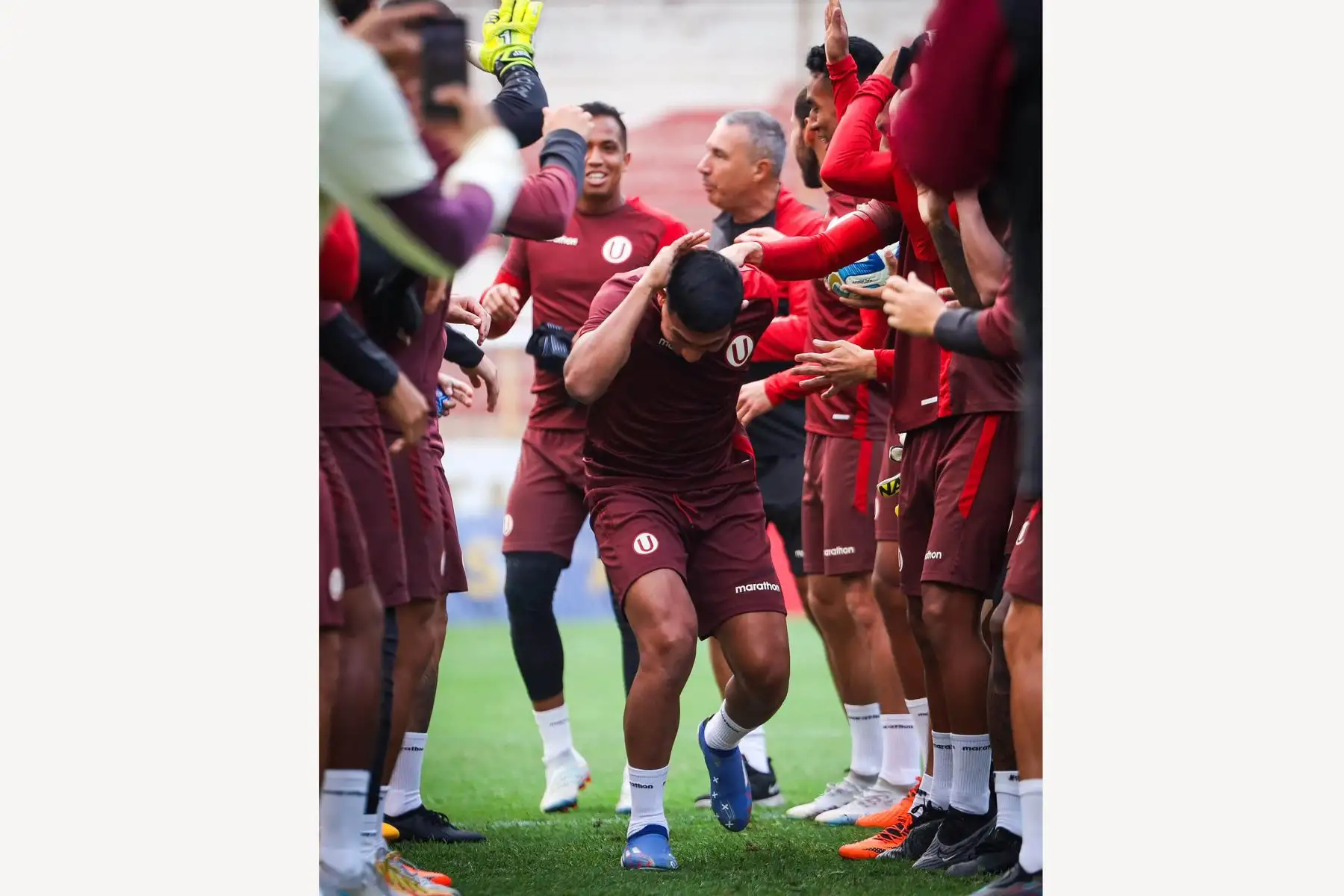 El mediocampista Edison Flores, fue presentado como flamante jugador de Universitario de Deportes, hasta diciembre del 2024.
Foto: Universitario de Deportes