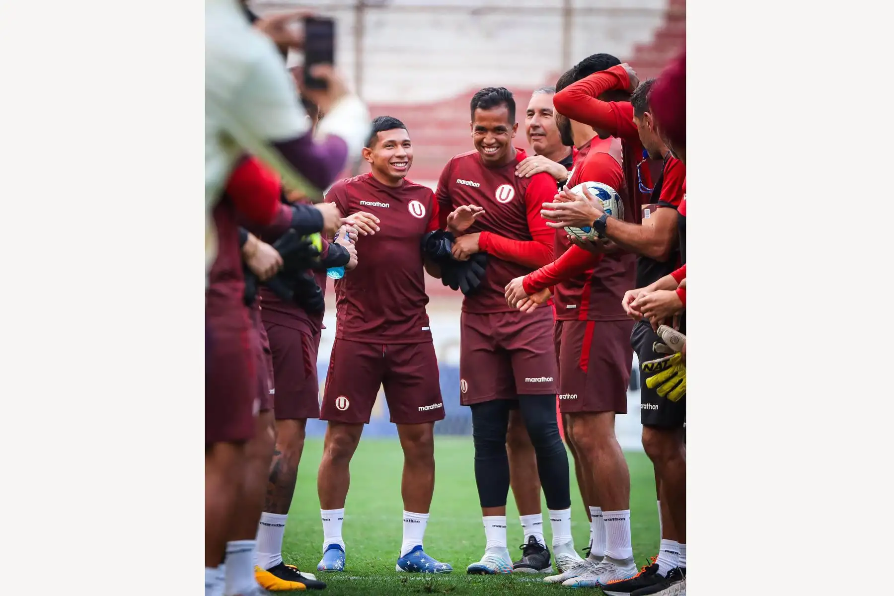 El mediocampista Edison Flores, fue presentado como flamante jugador de Universitario de Deportes, hasta diciembre del 2024.
Foto: Universitario de Deportes
