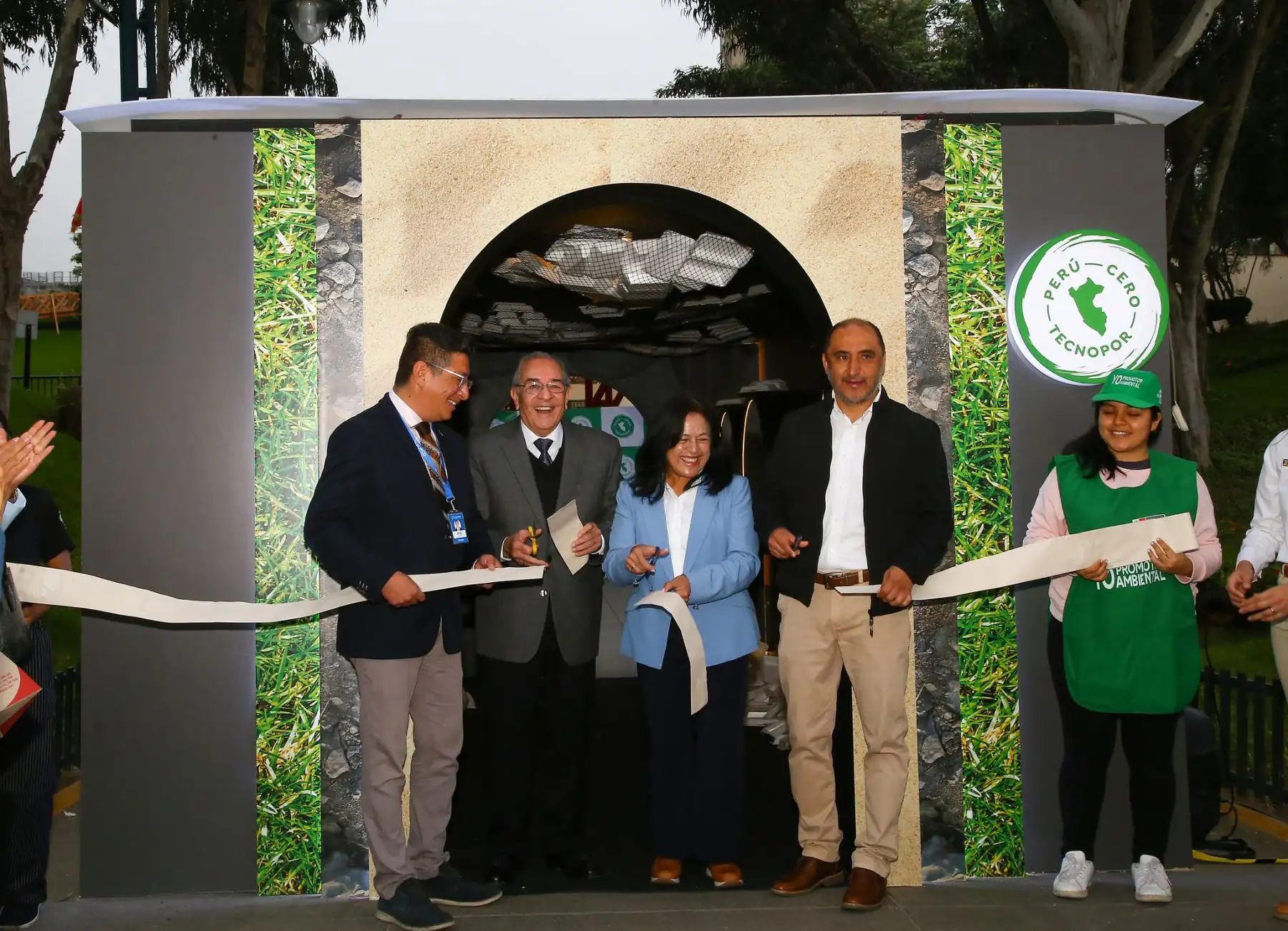 La ministra Albina Ruiz participó en el lanzamiento de la campaña “Perú Cero Tecnopor” de la Sociedad Nacional de Industrias. Esta iniciativa busca concientizar a la población sobre el daño que genera el uso del tecnopor en el ambiente y en la economía peruana, así como erradicar su presencia.   
Foto: ANDINA/MINAM