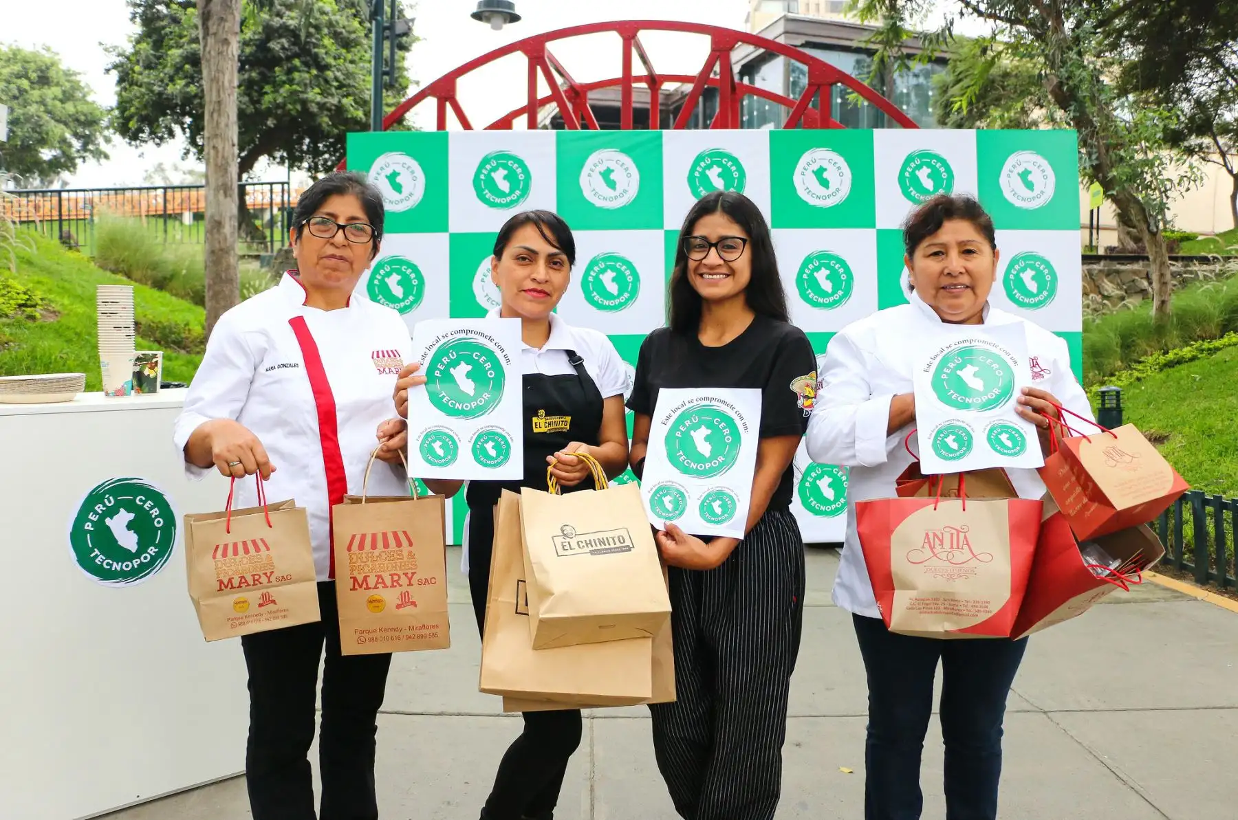 Esta campaña cuenta con una web donde la ciudadanía puede tomar fotos de los lugares que usan tecnopor y subirlas para denunciar el lugar de venta. Además, por la web Perú Cero Tecnopor los comercios podrán registrar su compromiso de cuidar el ambiente.
Foto: ANDINA/MINAM