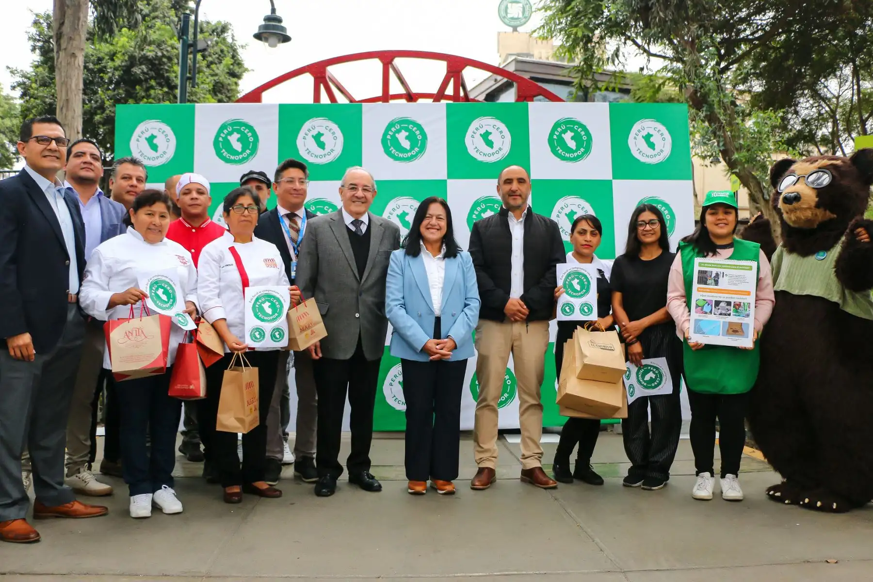 La ministra Albina Ruiz participó en el lanzamiento de la campaña “Perú Cero Tecnopor” de la Sociedad Nacional de Industrias. Esta iniciativa busca concientizar a la población sobre el daño que genera el uso del tecnopor en el ambiente y en la economía peruana, así como erradicar su presencia.   
Foto: ANDINA/MINAM
