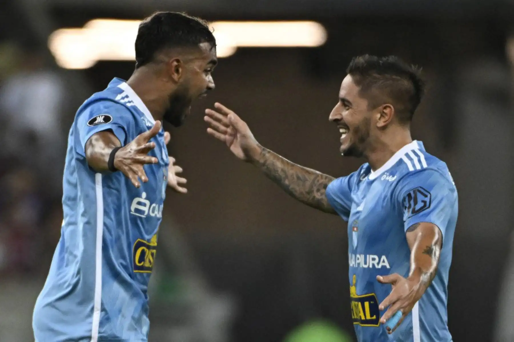 El delantero brasileño de Sporting Cristal, Brenner, celebra con el delantero Alejandro Hohberg después de anotar durante el partido de vuelta de la fase de grupos de la Copa Libertadores. Foto: AFP