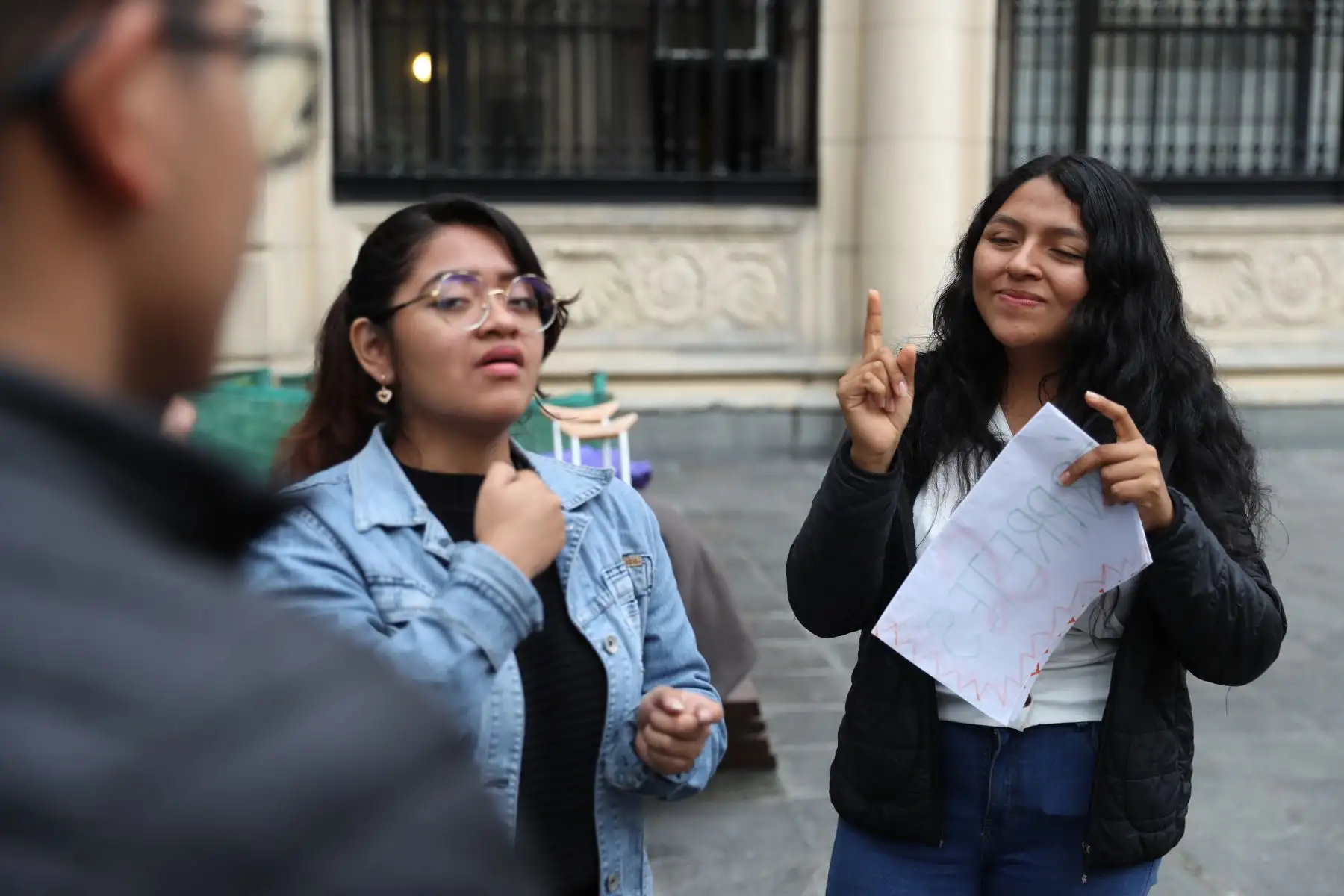 Un grupo de estudiantes con discapacidad auditiva que ingresaron a universidades e institutos mediante examen de admisión se reunieron hoy en los exteriores de la Defensoría del Pueblo para alertar que se ven impedidos de acceder a las clases por falta del servicio de interpretación de lenguaje de señas.
Foto: ANDINA/Daniel Bracamonte