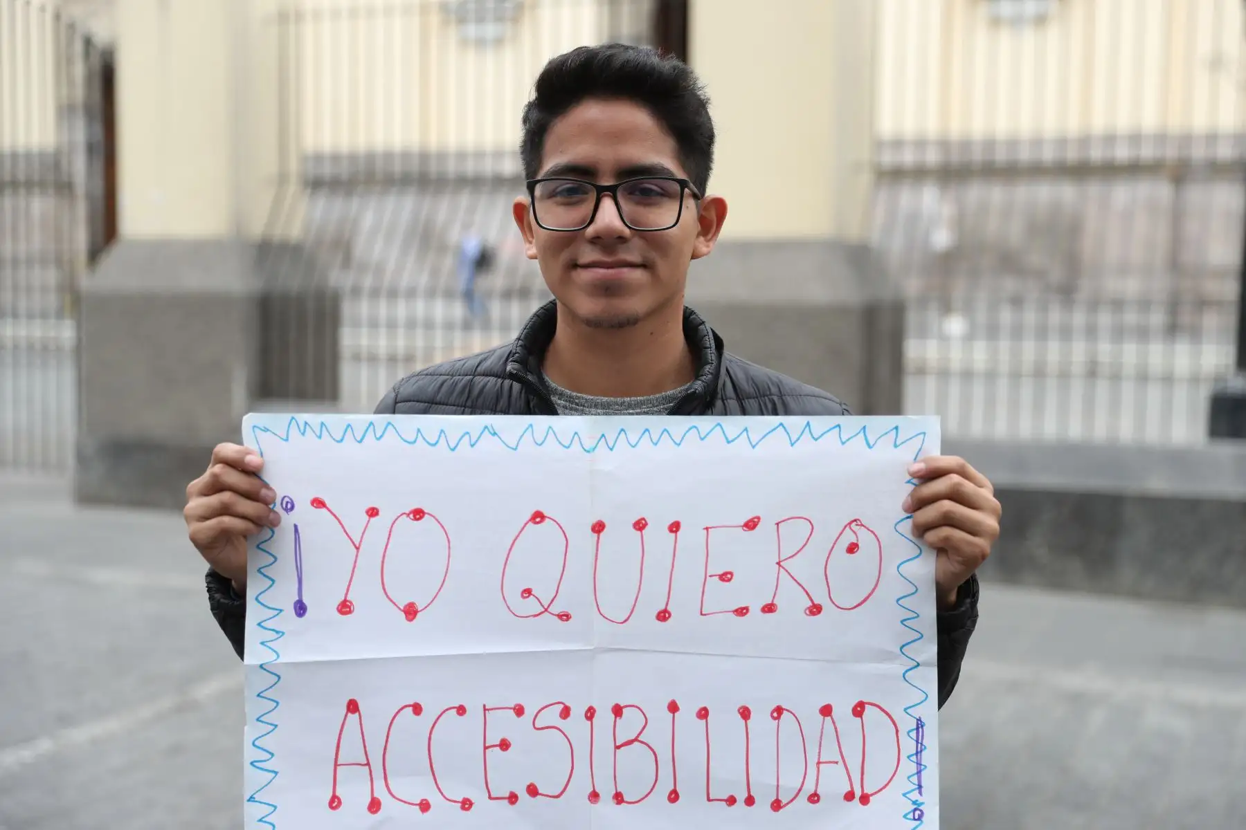 Un grupo de estudiantes con discapacidad auditiva que ingresaron a universidades e institutos mediante examen de admisión se reunieron hoy en los exteriores de la Defensoría del Pueblo para alertar que se ven impedidos de acceder a las clases por falta del servicio de interpretación de lenguaje de señas.
Foto: ANDINA/Daniel Bracamonte