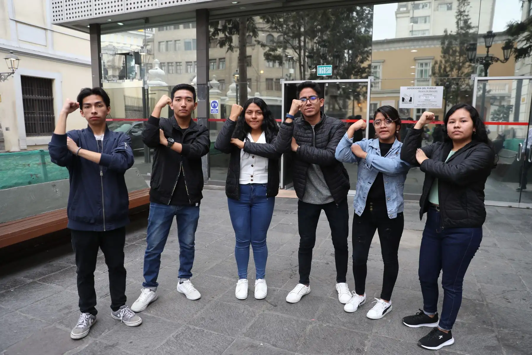 Un grupo de estudiantes con discapacidad auditiva que ingresaron a universidades e institutos mediante examen de admisión se reunieron hoy en los exteriores de la Defensoría del Pueblo para alertar que se ven impedidos de acceder a las clases por falta del servicio de interpretación de lenguaje de señas.
Foto: ANDINA/Daniel Bracamonte