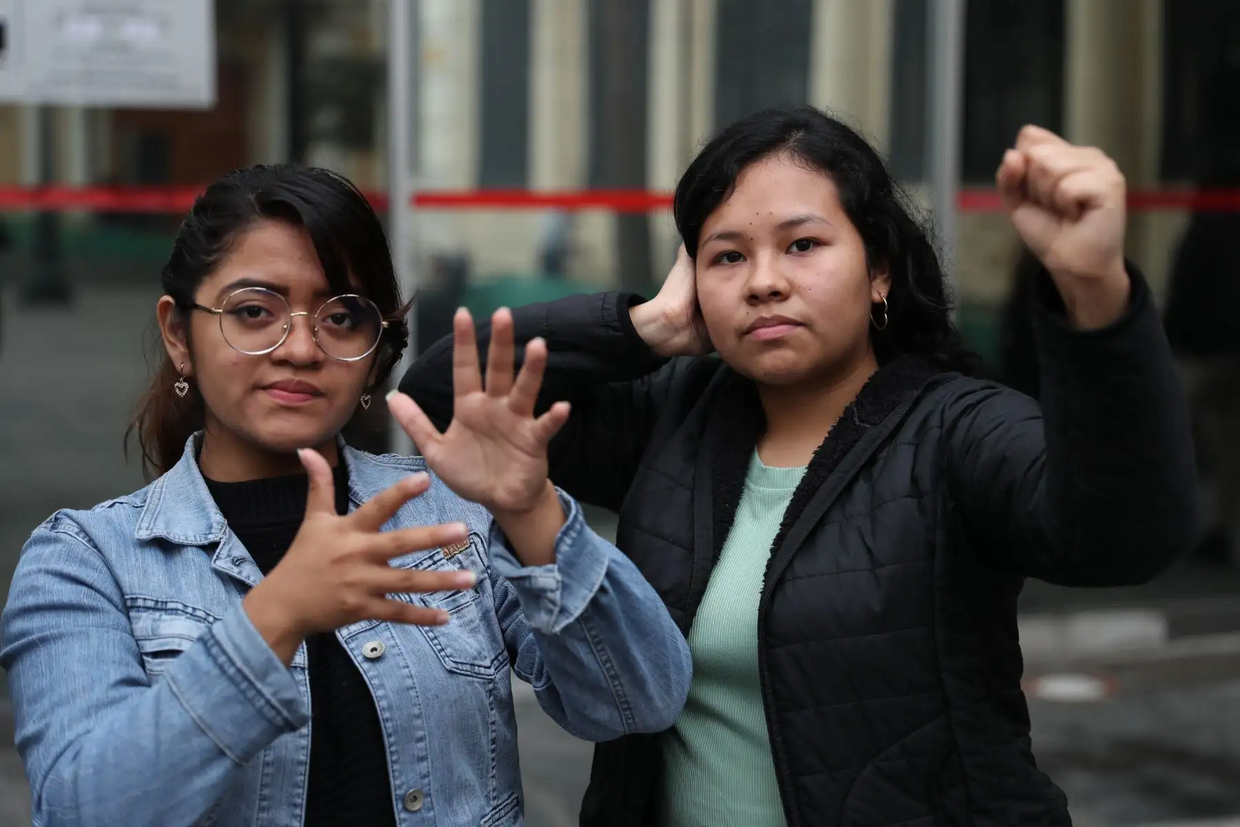 Un grupo de estudiantes con discapacidad auditiva que ingresaron a universidades e institutos mediante examen de admisión se reunieron hoy en los exteriores de la Defensoría del Pueblo para alertar que se ven impedidos de acceder a las clases por falta del servicio de interpretación de lenguaje de señas.
Foto: ANDINA/Daniel Bracamonte