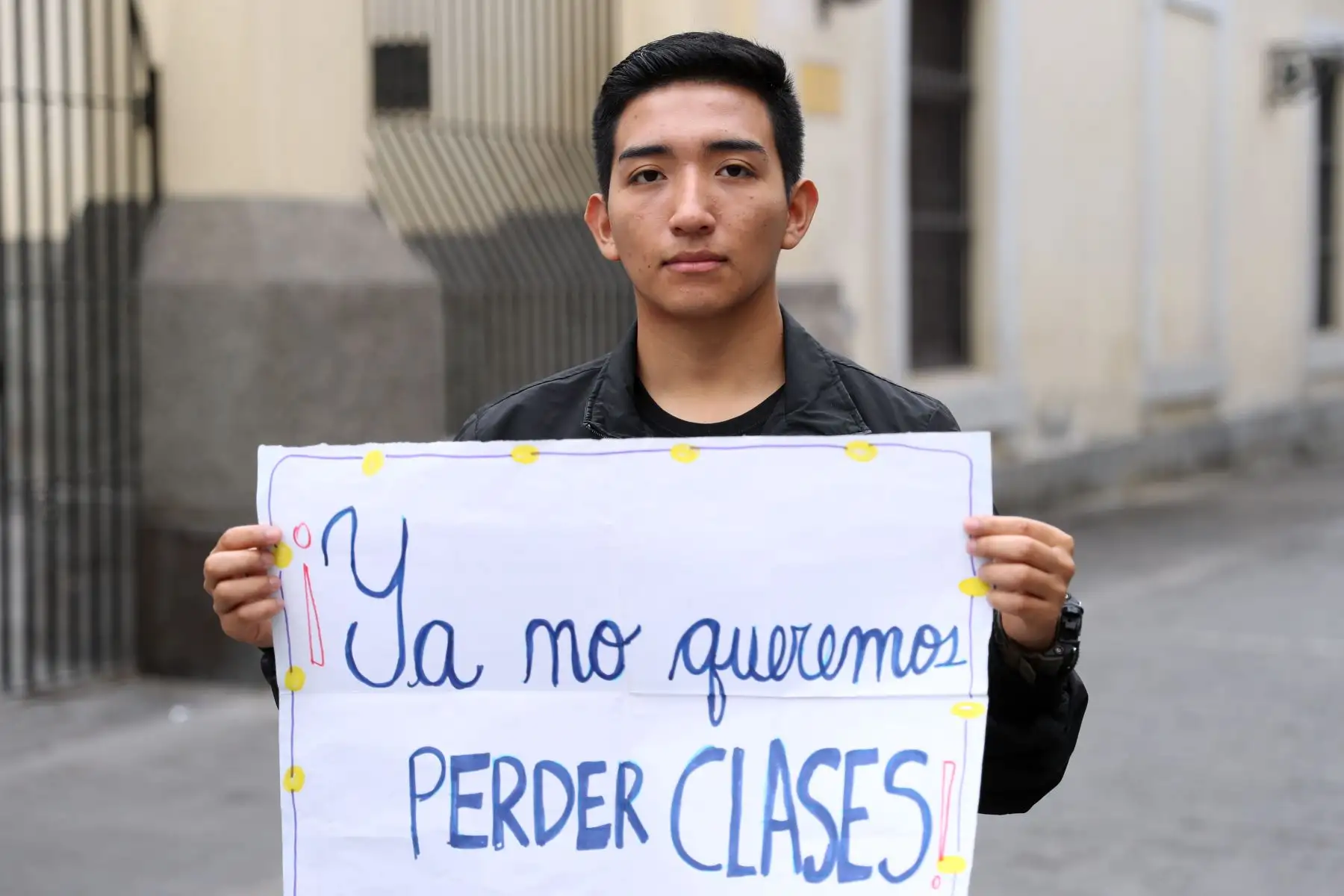 Un grupo de estudiantes con discapacidad auditiva que ingresaron a universidades e institutos mediante examen de admisión se reunieron hoy en los exteriores de la Defensoría del Pueblo para alertar que se ven impedidos de acceder a las clases por falta del servicio de interpretación de lenguaje de señas.
Foto: ANDINA/Daniel Bracamonte